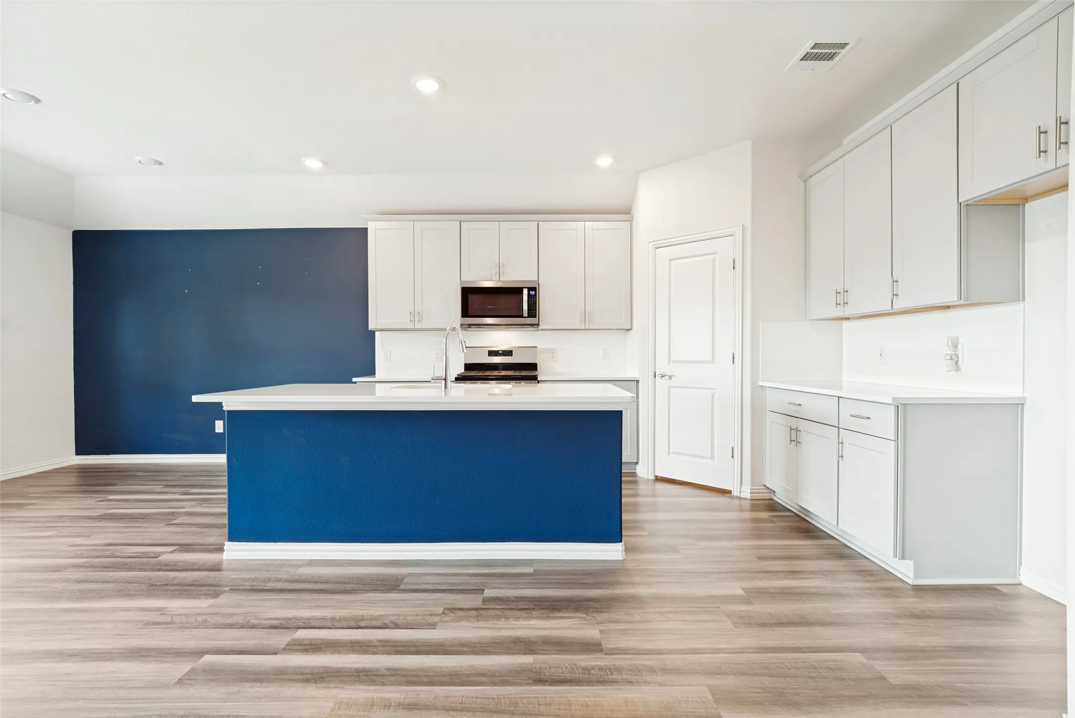 Single Family Residence For Sale in Tarrant County , 5573 Cypress Willow Bend, Fort Worth, Texas 76126, 4 Bedroom, 3 Bathroom, 2 Garage spaces, 2,319 Sqft, built in 2020, mls#21392290, Real Estate Agent in Fort Worth, Homes For Sale in Tarrant county, Homes For Sale in Fort Worth, Realtor in Fort Worth Texas, Real Estate Brokerage Independent Realty Texas, Luminita Cordes Realtor