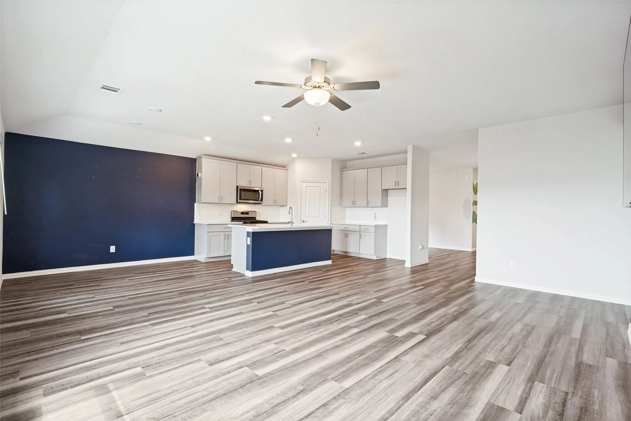 Single Family Residence For Sale in Tarrant County , 5573 Cypress Willow Bend, Fort Worth, Texas 76126, 4 Bedroom, 3 Bathroom, 2 Garage spaces, 2,319 Sqft, built in 2020, mls#21392290, Real Estate Agent in Fort Worth, Homes For Sale in Tarrant county, Homes For Sale in Fort Worth, Realtor in Fort Worth Texas, Real Estate Brokerage Independent Realty Texas, Luminita Cordes Realtor