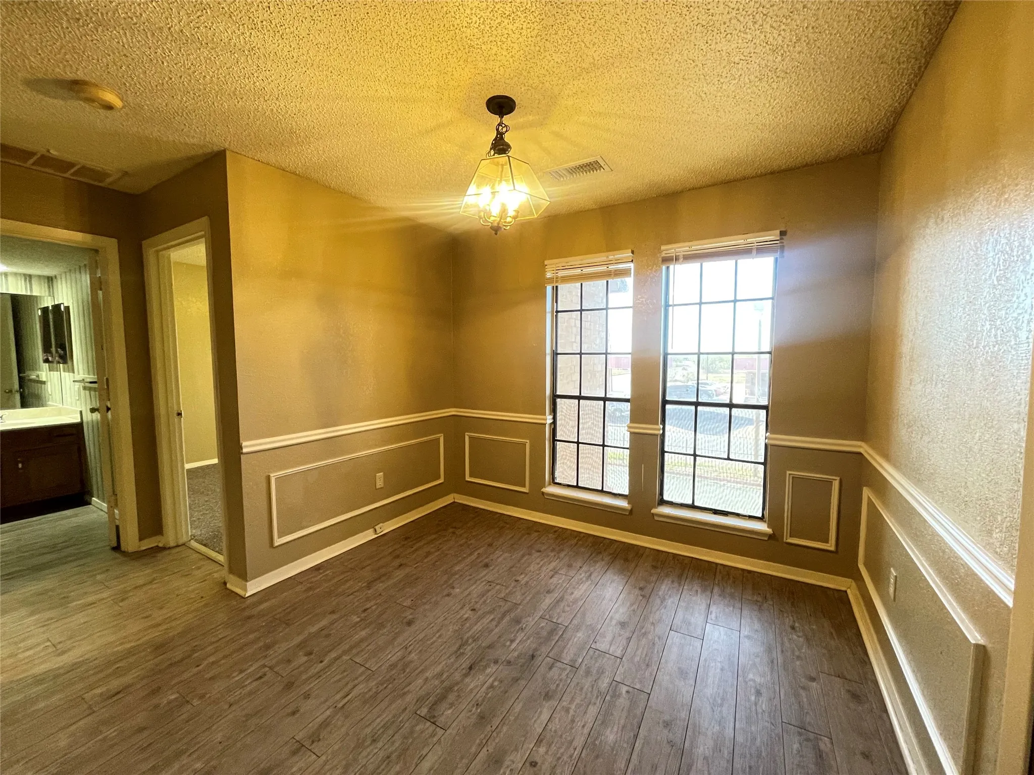 Apartment For Rent in Taylor County , 657 Ruidosa Avenue 215, Abilene, Texas 79605, 2 Bedroom, 2 Bathroom, Garage spaces, 884 Sqft, built in 1982, mls#21392301, Real Estate Agent in Abilene, Homes For Rent in Taylor county, Homes For Rent in Abilene, Realtor in Abilene Texas, Real Estate Brokerage Independent Realty Texas, Luminita Cordes Realtor