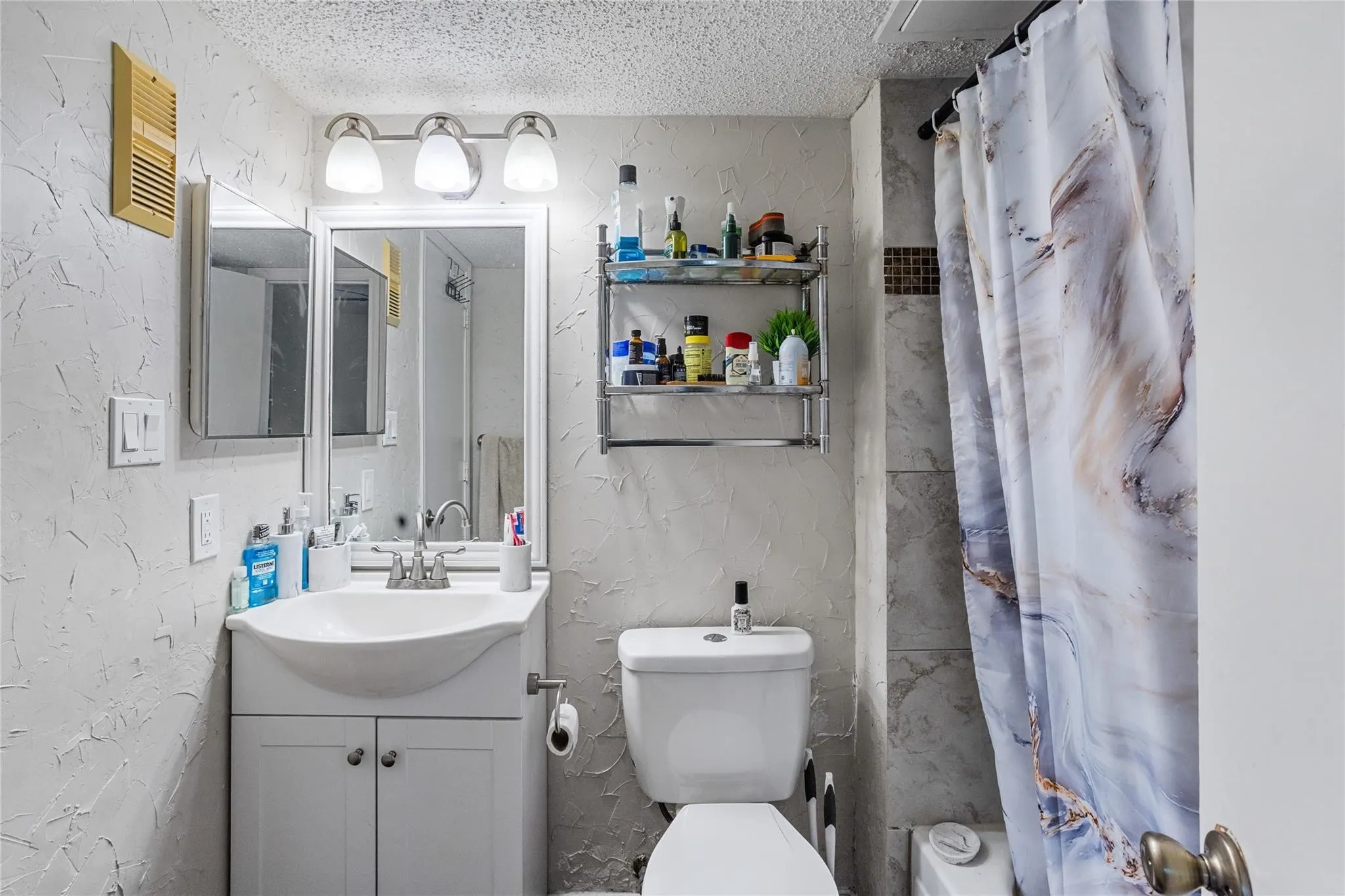 Condominium For Rent in Tarrant County , 2314 Bamboo Drive I203, Arlington, Texas 76006, 2 Bedroom, 2 Bathroom, Garage spaces, 1,031 Sqft, built in 1981, mls#21333448, Real Estate Agent in Arlington, Homes For Rent in Tarrant county, Homes For Rent in Arlington, Realtor in Arlington Texas, Real Estate Brokerage Independent Realty Texas, Luminita Cordes Realtor