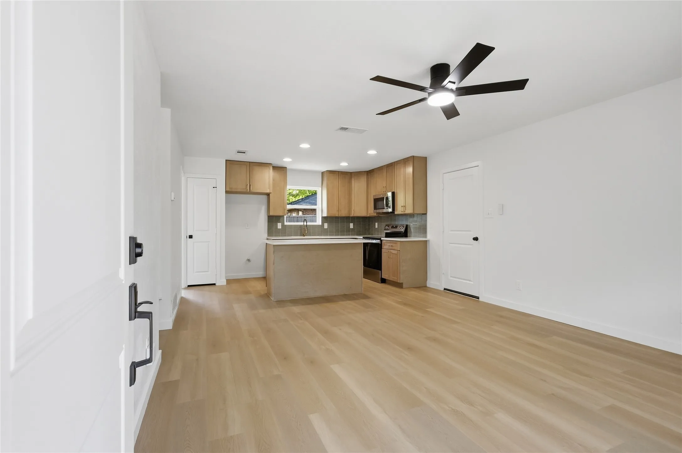 Single Family Residence For Sale in Denton County , 527 W Aubrey Street, Pilot Point, Texas 76258, 2 Bedroom, 2 Bathroom, 1 Garage spaces, 1,000 Sqft, built in 1981, mls#21391837, Real Estate Agent in Pilot Point, Homes For Sale in Denton county, Homes For Sale in Pilot Point, Realtor in Pilot Point Texas, Real Estate Brokerage Independent Realty Texas, Luminita Cordes Realtor