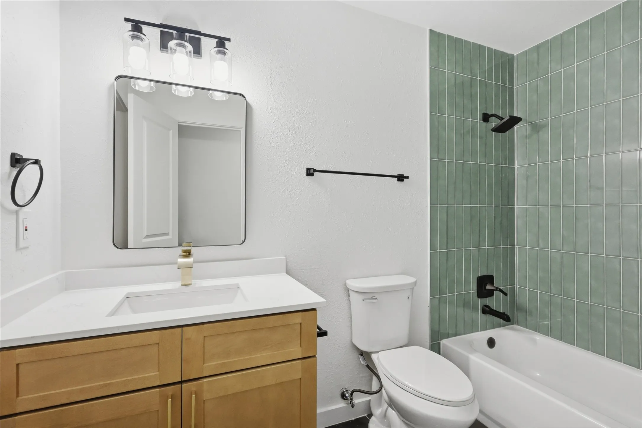 Single Family Residence For Sale in Denton County , 527 W Aubrey Street, Pilot Point, Texas 76258, 2 Bedroom, 2 Bathroom, 1 Garage spaces, 1,000 Sqft, built in 1981, mls#21391837, Real Estate Agent in Pilot Point, Homes For Sale in Denton county, Homes For Sale in Pilot Point, Realtor in Pilot Point Texas, Real Estate Brokerage Independent Realty Texas, Luminita Cordes Realtor