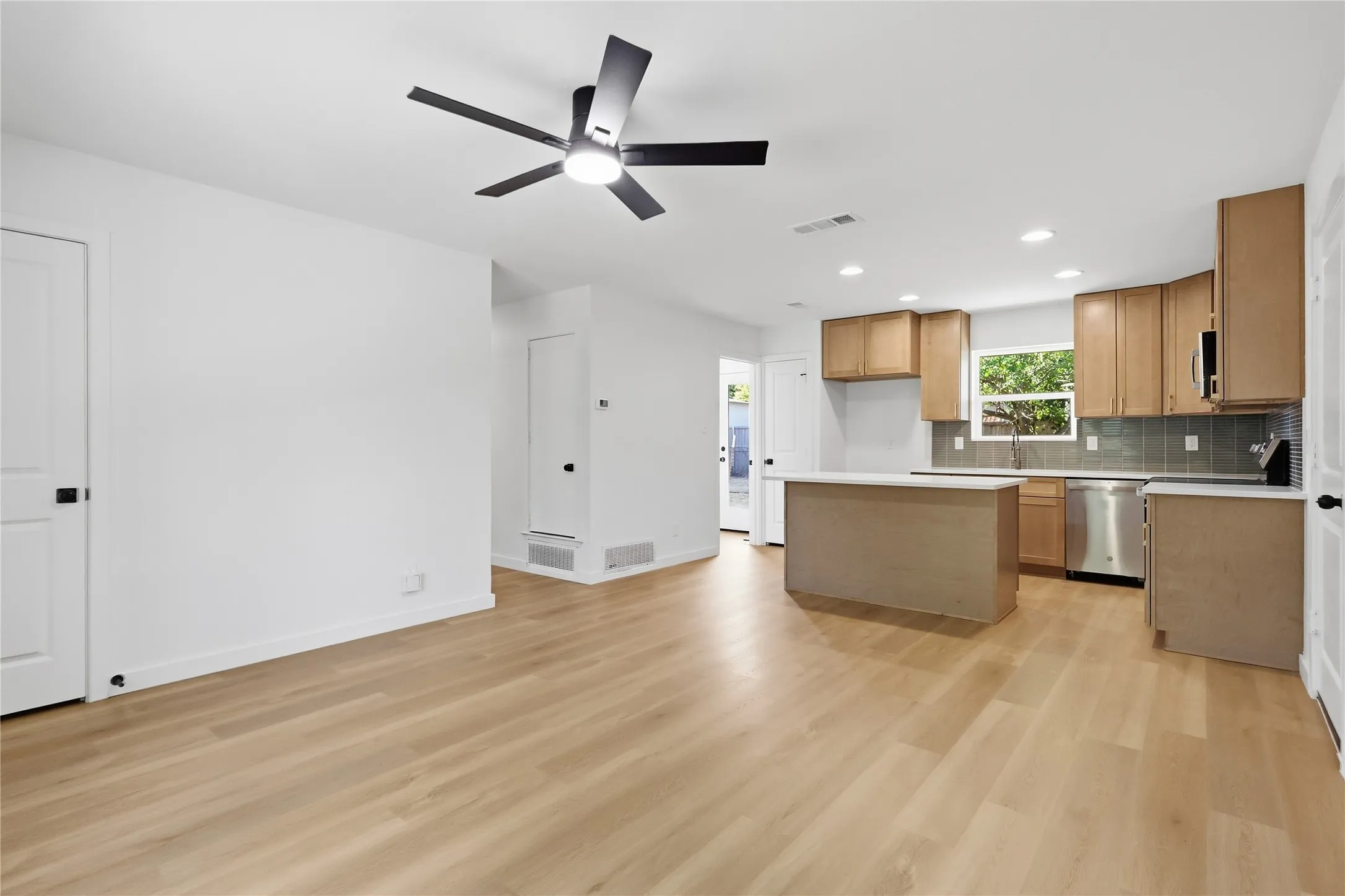 Single Family Residence For Sale in Denton County , 527 W Aubrey Street, Pilot Point, Texas 76258, 2 Bedroom, 2 Bathroom, 1 Garage spaces, 1,000 Sqft, built in 1981, mls#21391837, Real Estate Agent in Pilot Point, Homes For Sale in Denton county, Homes For Sale in Pilot Point, Realtor in Pilot Point Texas, Real Estate Brokerage Independent Realty Texas, Luminita Cordes Realtor