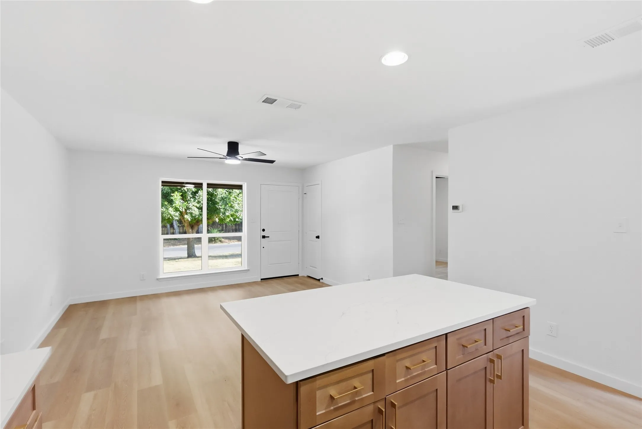Single Family Residence For Sale in Denton County , 527 W Aubrey Street, Pilot Point, Texas 76258, 2 Bedroom, 2 Bathroom, 1 Garage spaces, 1,000 Sqft, built in 1981, mls#21391837, Real Estate Agent in Pilot Point, Homes For Sale in Denton county, Homes For Sale in Pilot Point, Realtor in Pilot Point Texas, Real Estate Brokerage Independent Realty Texas, Luminita Cordes Realtor