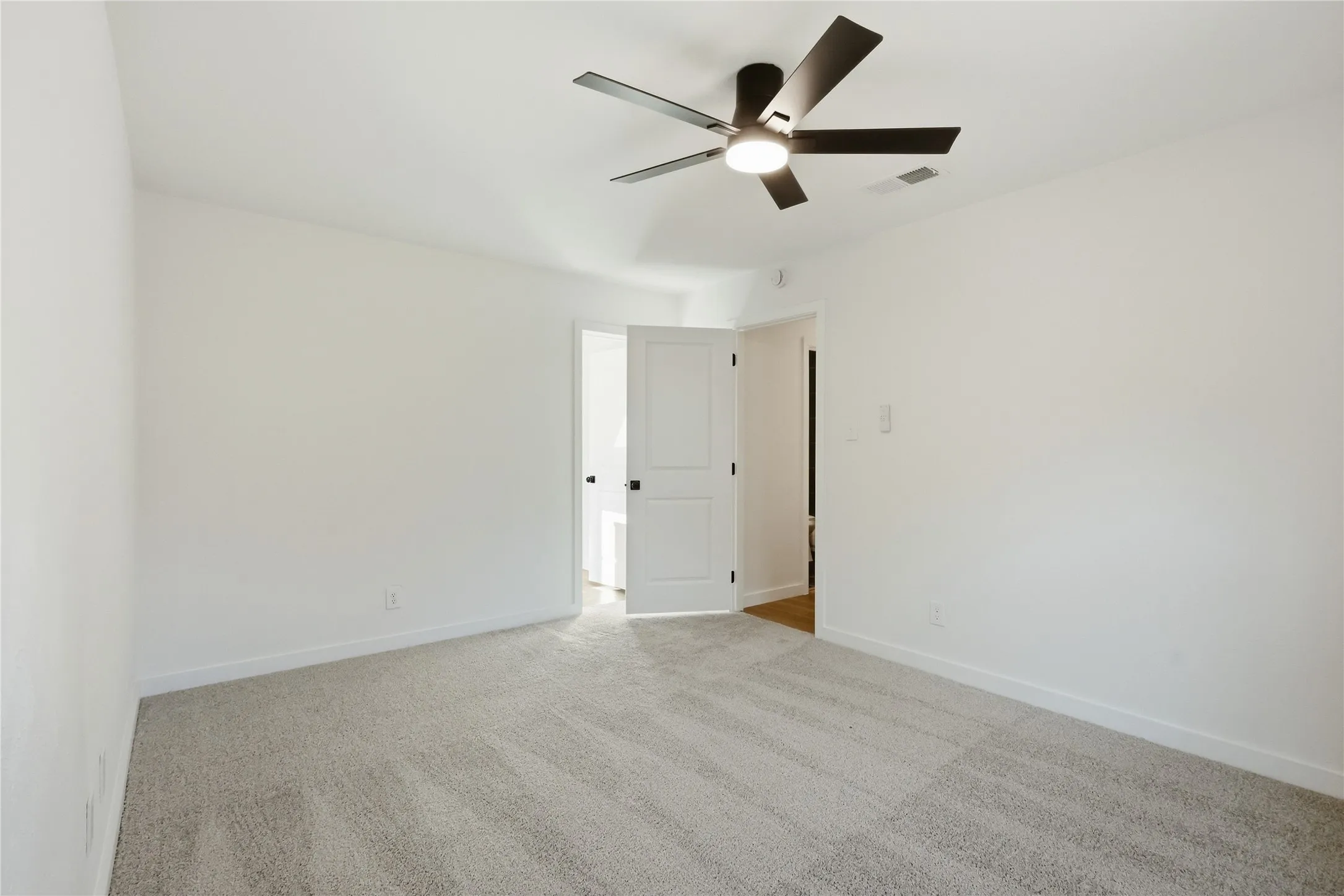 Single Family Residence For Sale in Denton County , 527 W Aubrey Street, Pilot Point, Texas 76258, 2 Bedroom, 2 Bathroom, 1 Garage spaces, 1,000 Sqft, built in 1981, mls#21391837, Real Estate Agent in Pilot Point, Homes For Sale in Denton county, Homes For Sale in Pilot Point, Realtor in Pilot Point Texas, Real Estate Brokerage Independent Realty Texas, Luminita Cordes Realtor