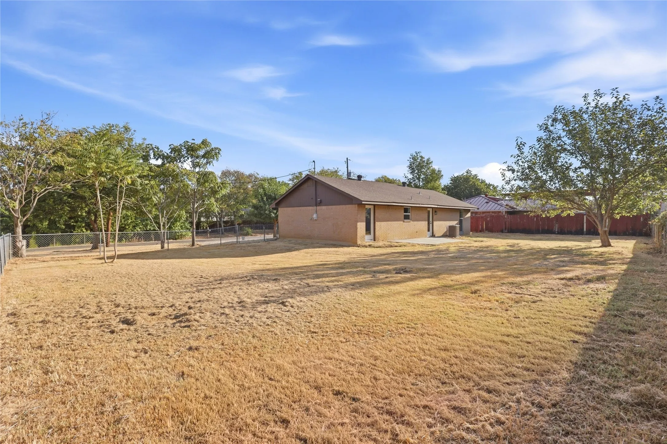 Single Family Residence For Sale in Denton County , 527 W Aubrey Street, Pilot Point, Texas 76258, 2 Bedroom, 2 Bathroom, 1 Garage spaces, 1,000 Sqft, built in 1981, mls#21391837, Real Estate Agent in Pilot Point, Homes For Sale in Denton county, Homes For Sale in Pilot Point, Realtor in Pilot Point Texas, Real Estate Brokerage Independent Realty Texas, Luminita Cordes Realtor