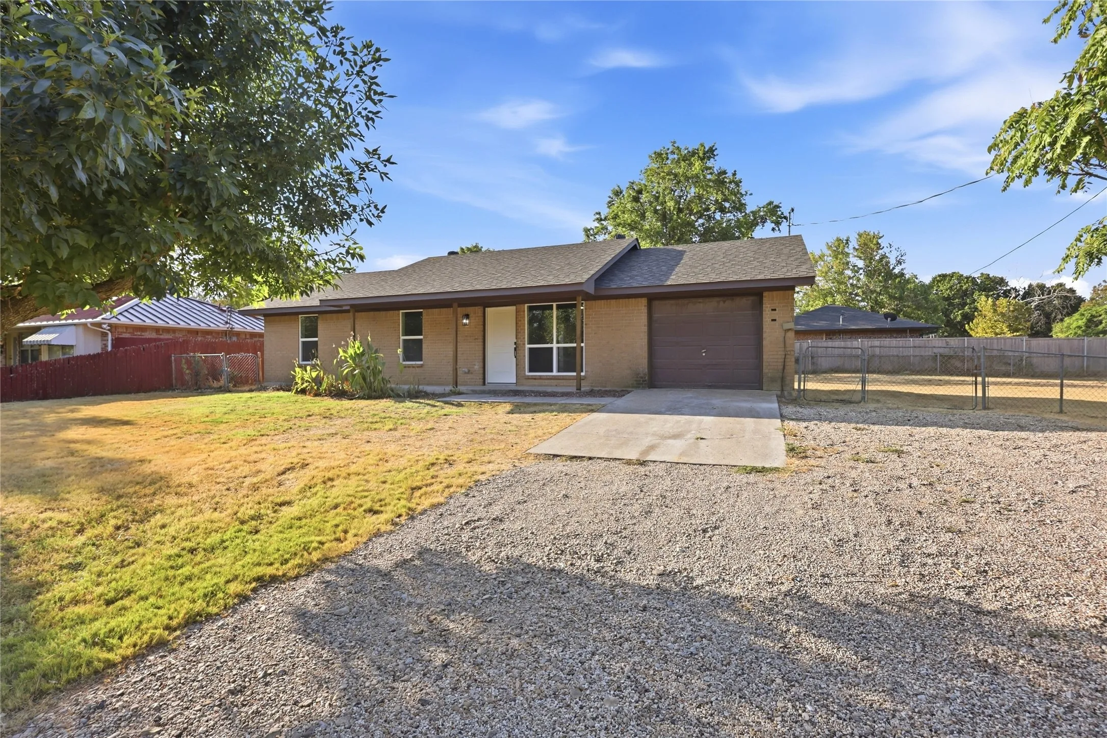 Single Family Residence For Sale in Denton County , 527 W Aubrey Street, Pilot Point, Texas 76258, 2 Bedroom, 2 Bathroom, 1 Garage spaces, 1,000 Sqft, built in 1981, mls#21391837, Real Estate Agent in Pilot Point, Homes For Sale in Denton county, Homes For Sale in Pilot Point, Realtor in Pilot Point Texas, Real Estate Brokerage Independent Realty Texas, Luminita Cordes Realtor