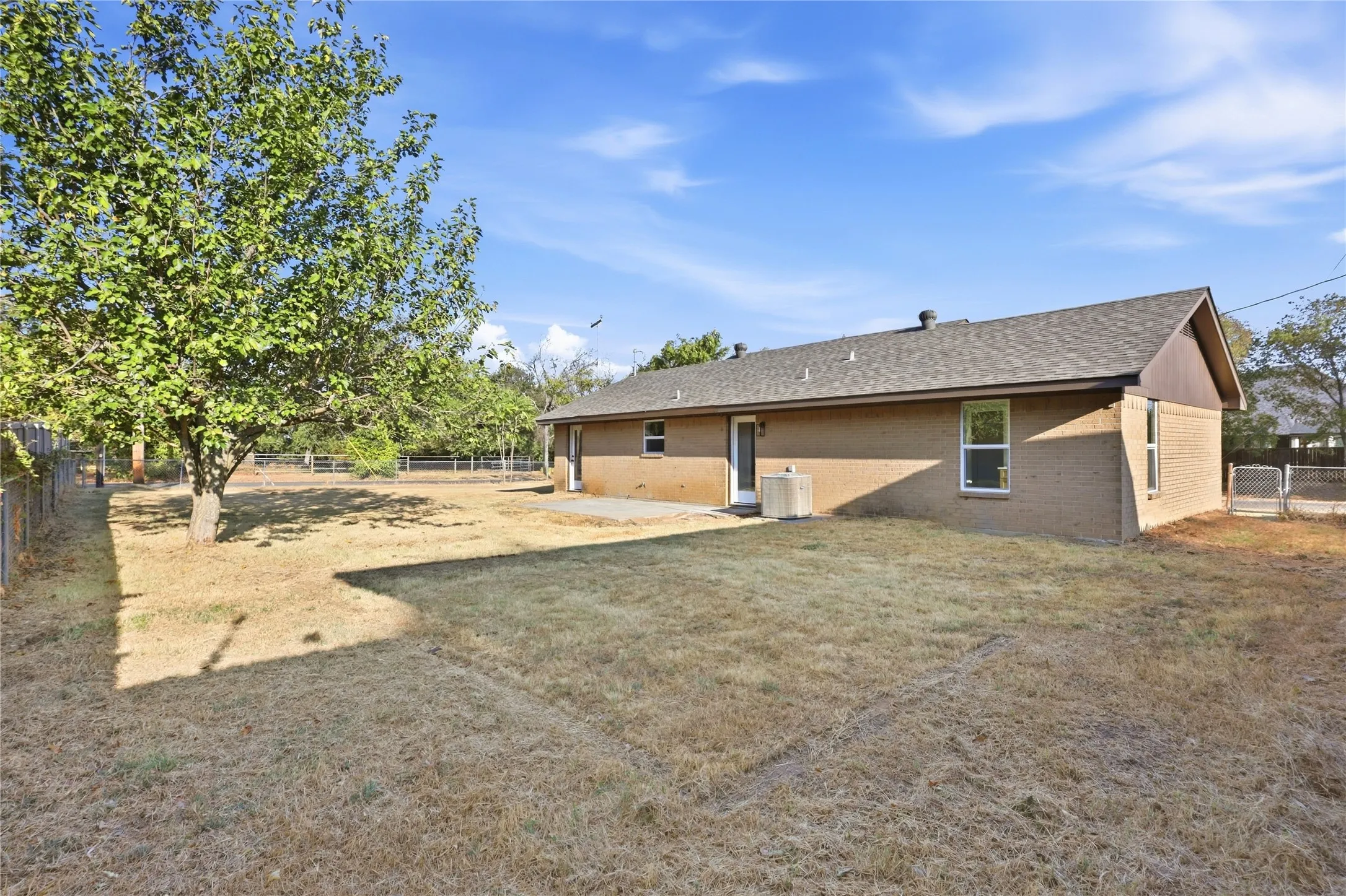Single Family Residence For Sale in Denton County , 527 W Aubrey Street, Pilot Point, Texas 76258, 2 Bedroom, 2 Bathroom, 1 Garage spaces, 1,000 Sqft, built in 1981, mls#21391837, Real Estate Agent in Pilot Point, Homes For Sale in Denton county, Homes For Sale in Pilot Point, Realtor in Pilot Point Texas, Real Estate Brokerage Independent Realty Texas, Luminita Cordes Realtor