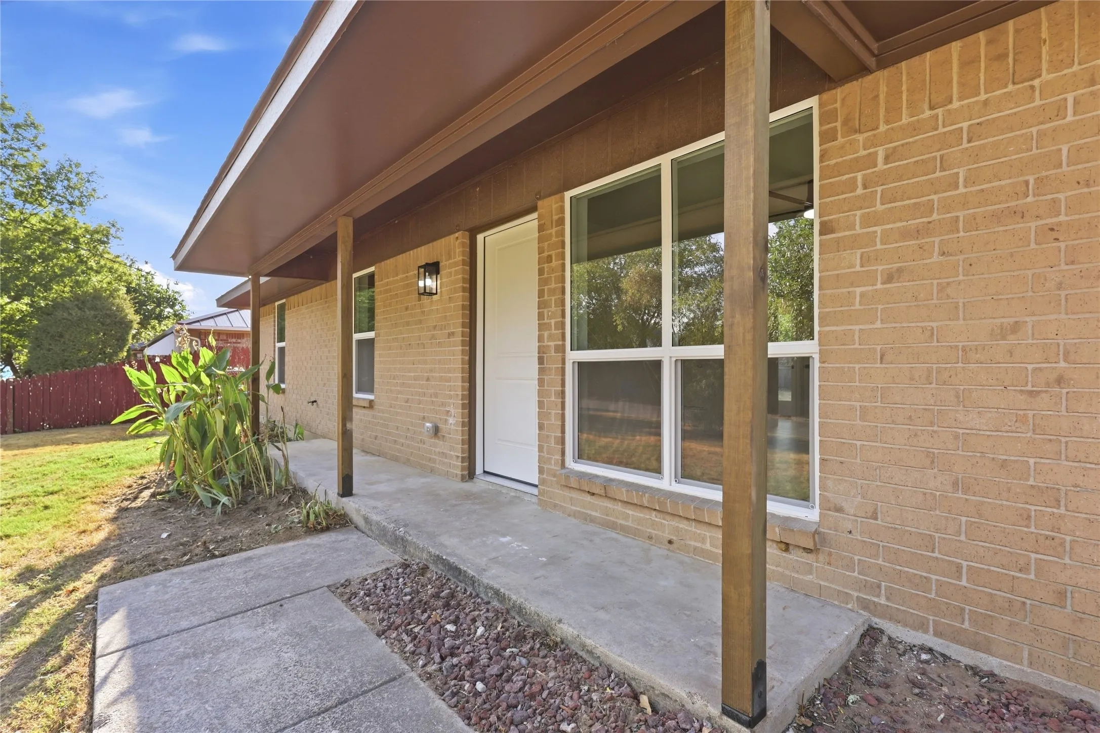 Single Family Residence For Sale in Denton County , 527 W Aubrey Street, Pilot Point, Texas 76258, 2 Bedroom, 2 Bathroom, 1 Garage spaces, 1,000 Sqft, built in 1981, mls#21391837, Real Estate Agent in Pilot Point, Homes For Sale in Denton county, Homes For Sale in Pilot Point, Realtor in Pilot Point Texas, Real Estate Brokerage Independent Realty Texas, Luminita Cordes Realtor