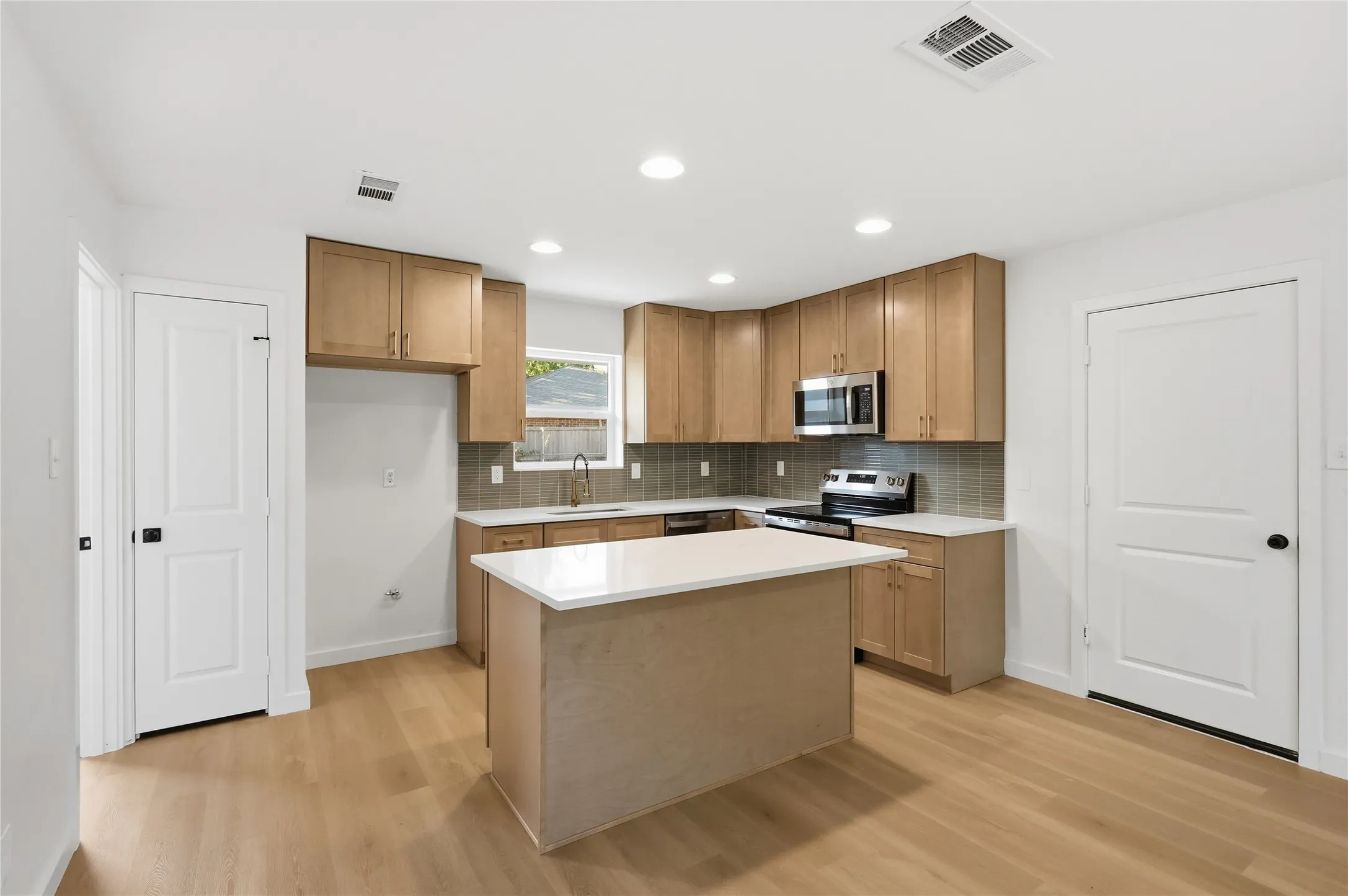 Single Family Residence For Sale in Denton County , 527 W Aubrey Street, Pilot Point, Texas 76258, 2 Bedroom, 2 Bathroom, 1 Garage spaces, 1,000 Sqft, built in 1981, mls#21391837, Real Estate Agent in Pilot Point, Homes For Sale in Denton county, Homes For Sale in Pilot Point, Realtor in Pilot Point Texas, Real Estate Brokerage Independent Realty Texas, Luminita Cordes Realtor