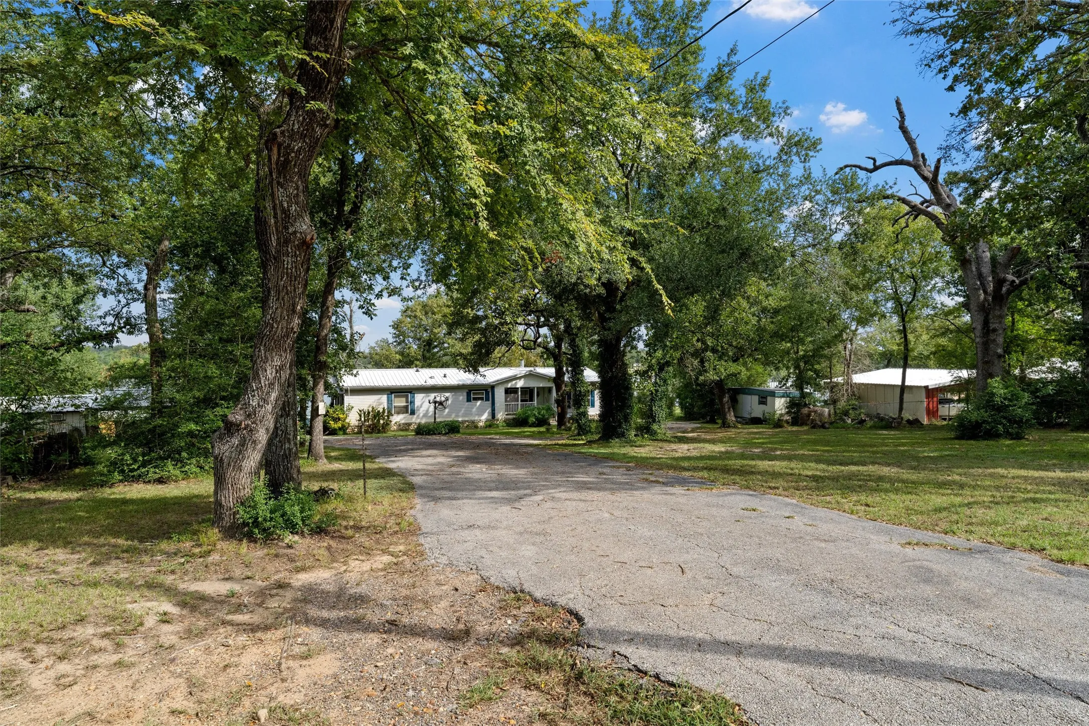 Mobile Home For Sale in Limestone County , 280 Lcr 737, Thornton, Texas 76687, 2 Bedroom, 2 Bathroom, Garage spaces, 2,417 Sqft, built in 1999, mls#21392263, Real Estate Agent in Thornton, Homes For Sale in Limestone county, Homes For Sale in Thornton, Realtor in Thornton Texas, Real Estate Brokerage Independent Realty Texas, Luminita Cordes Realtor