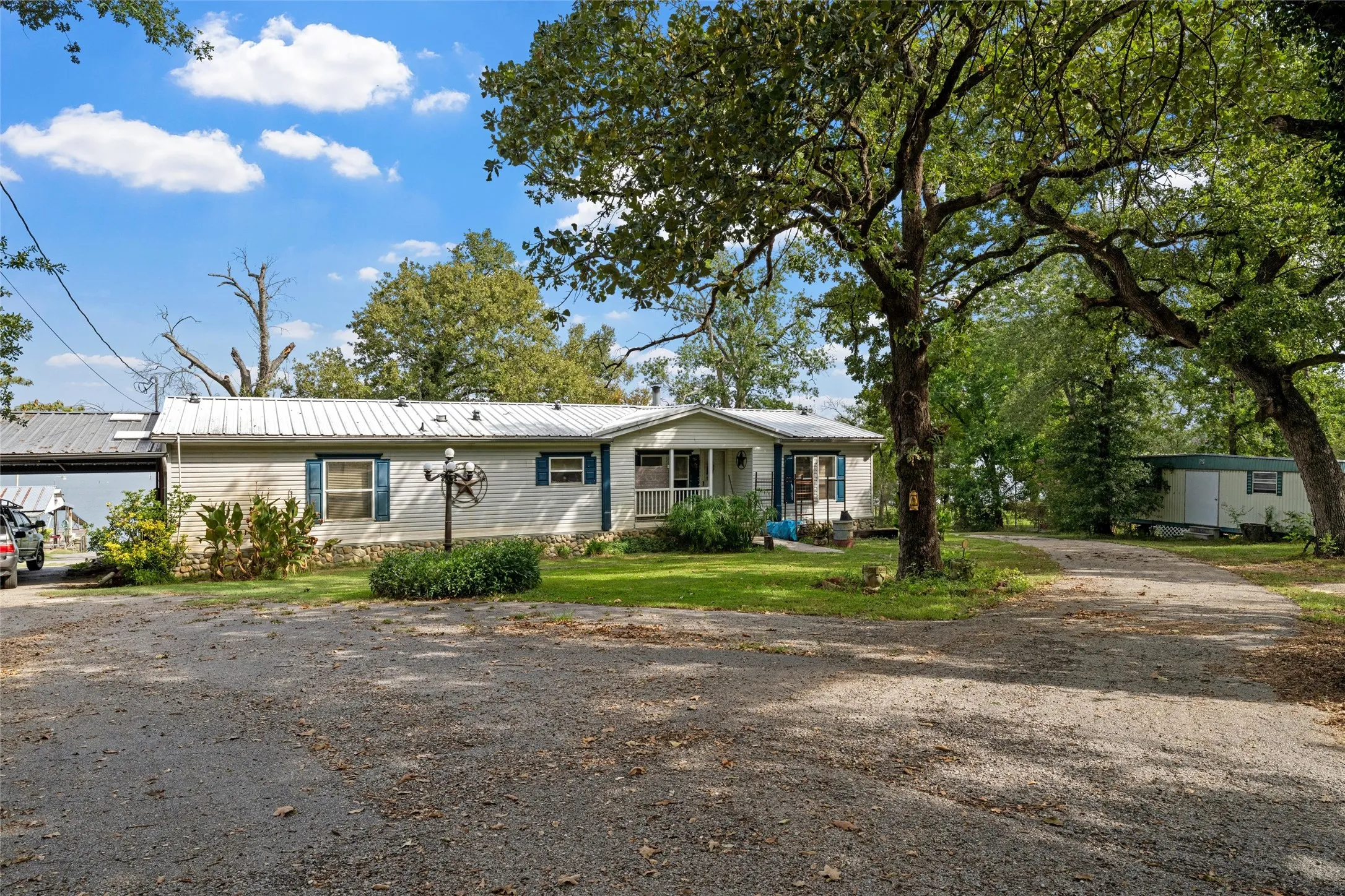 Mobile Home For Sale in Limestone County , 280 Lcr 737, Thornton, Texas 76687, 2 Bedroom, 2 Bathroom, Garage spaces, 2,417 Sqft, built in 1999, mls#21392263, Real Estate Agent in Thornton, Homes For Sale in Limestone county, Homes For Sale in Thornton, Realtor in Thornton Texas, Real Estate Brokerage Independent Realty Texas, Luminita Cordes Realtor