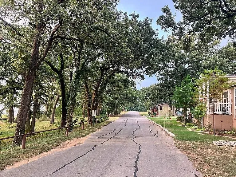 Manufactured Home For Sale in Denton County , 5200 Lake Shore Lane, Denton, Texas 76208, 3 Bedroom, 2 Bathroom, Garage spaces, 1,216 Sqft, built in 2005, mls#21392307, Real Estate Agent in Denton, Homes For Sale in Denton county, Homes For Sale in Denton, Realtor in Denton Texas, Real Estate Brokerage Independent Realty Texas, Luminita Cordes Realtor