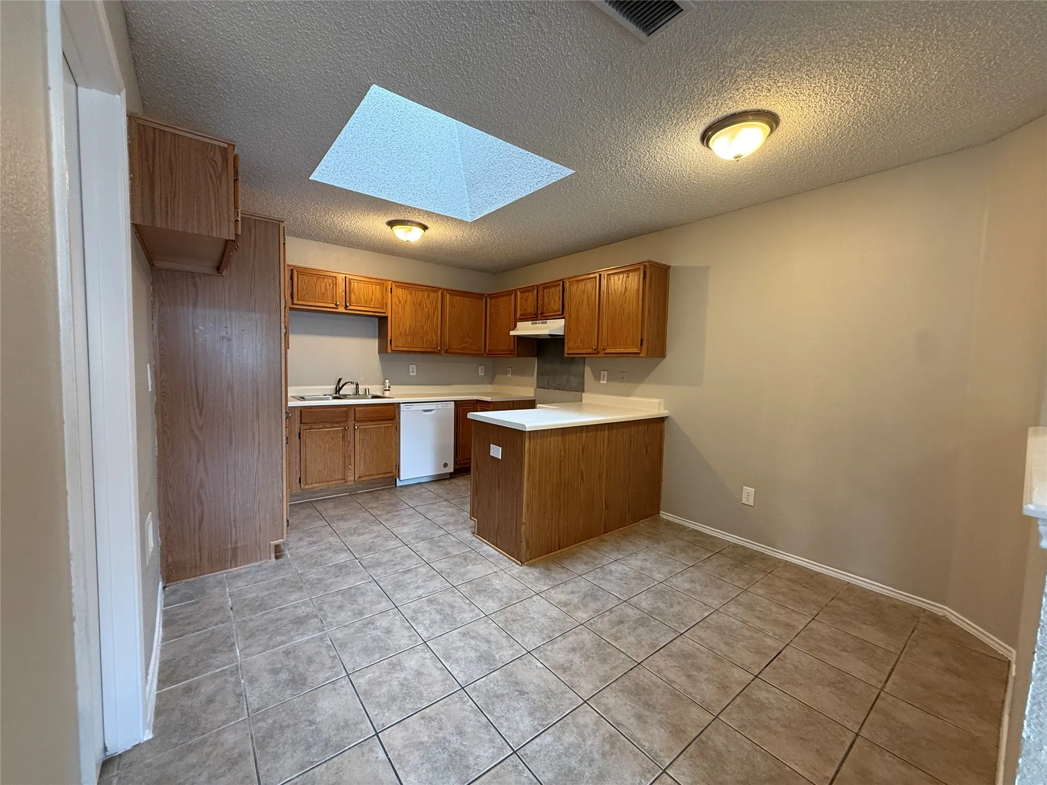 Single Family Residence For Rent in Dallas County , 12267 Ortega, Dallas, Texas 75253, 3 Bedroom, 2 Bathroom, 2 Garage spaces, 1,575 Sqft, built in 1994, mls#21392322, Real Estate Agent in Dallas, Homes For Rent in Dallas county, Homes For Rent in Dallas, Realtor in Dallas Texas, Real Estate Brokerage Independent Realty Texas, Luminita Cordes Realtor