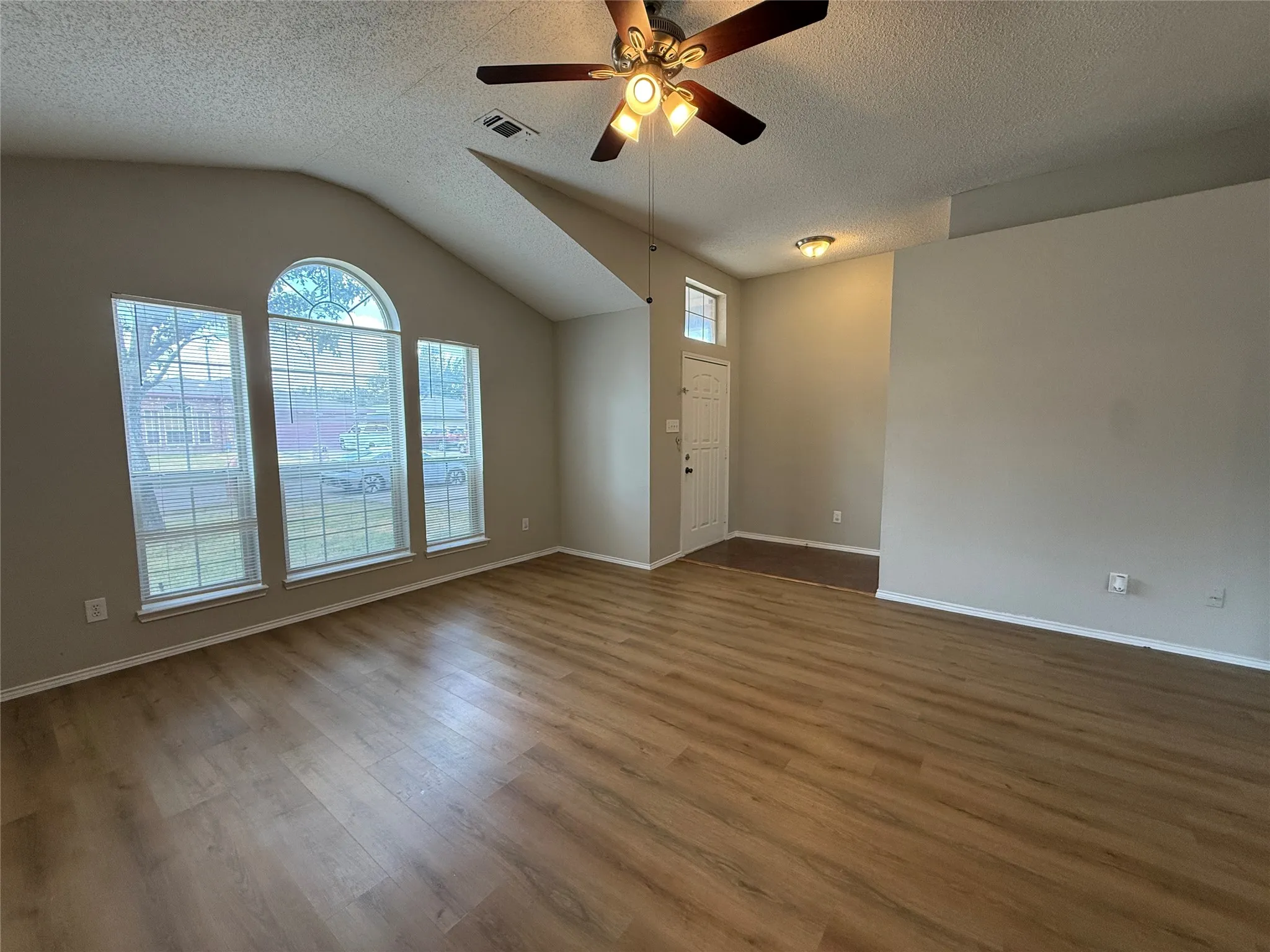 Single Family Residence For Rent in Dallas County , 12267 Ortega, Dallas, Texas 75253, 3 Bedroom, 2 Bathroom, 2 Garage spaces, 1,575 Sqft, built in 1994, mls#21392322, Real Estate Agent in Dallas, Homes For Rent in Dallas county, Homes For Rent in Dallas, Realtor in Dallas Texas, Real Estate Brokerage Independent Realty Texas, Luminita Cordes Realtor