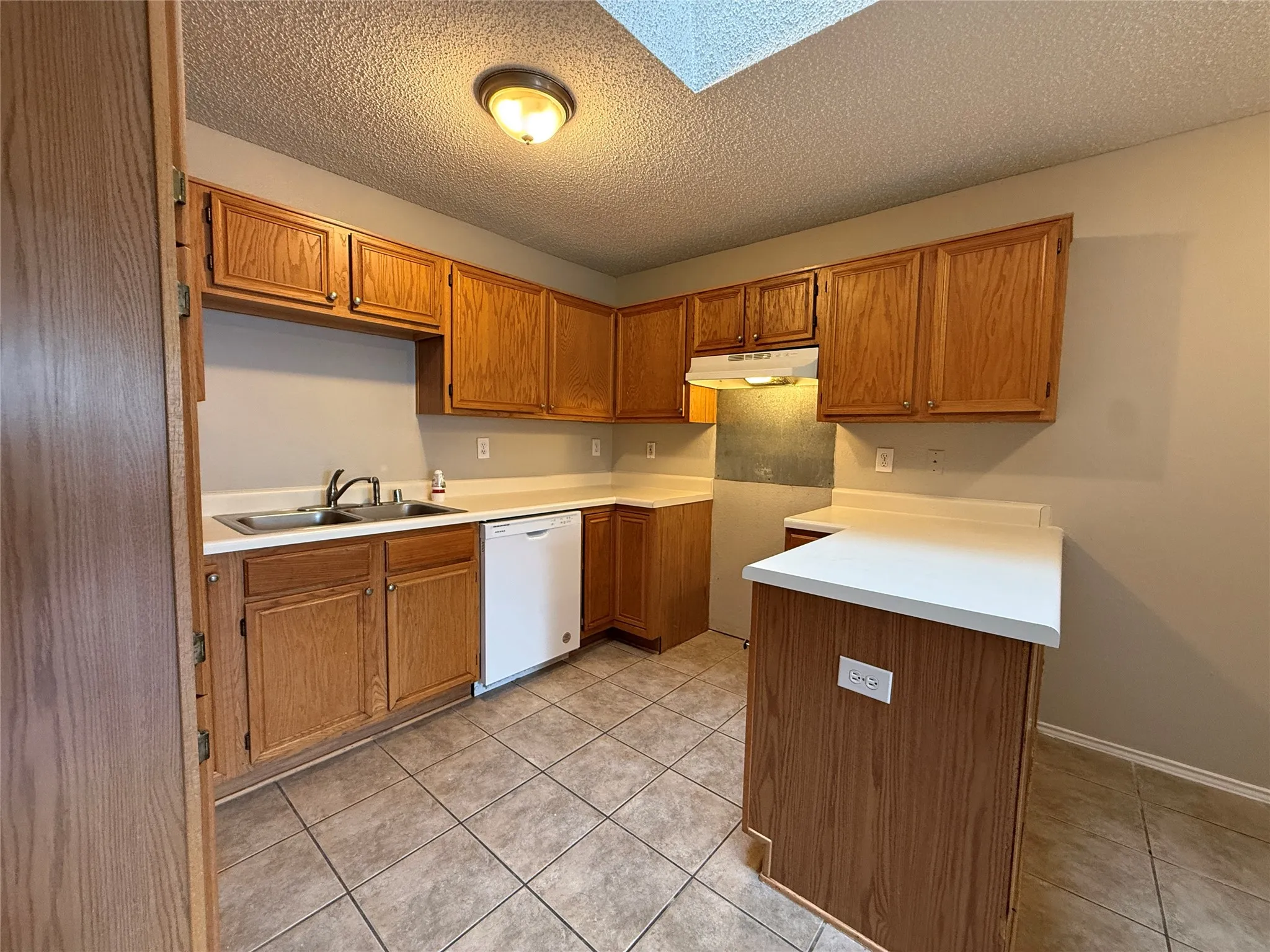 Single Family Residence For Rent in Dallas County , 12267 Ortega, Dallas, Texas 75253, 3 Bedroom, 2 Bathroom, 2 Garage spaces, 1,575 Sqft, built in 1994, mls#21392322, Real Estate Agent in Dallas, Homes For Rent in Dallas county, Homes For Rent in Dallas, Realtor in Dallas Texas, Real Estate Brokerage Independent Realty Texas, Luminita Cordes Realtor