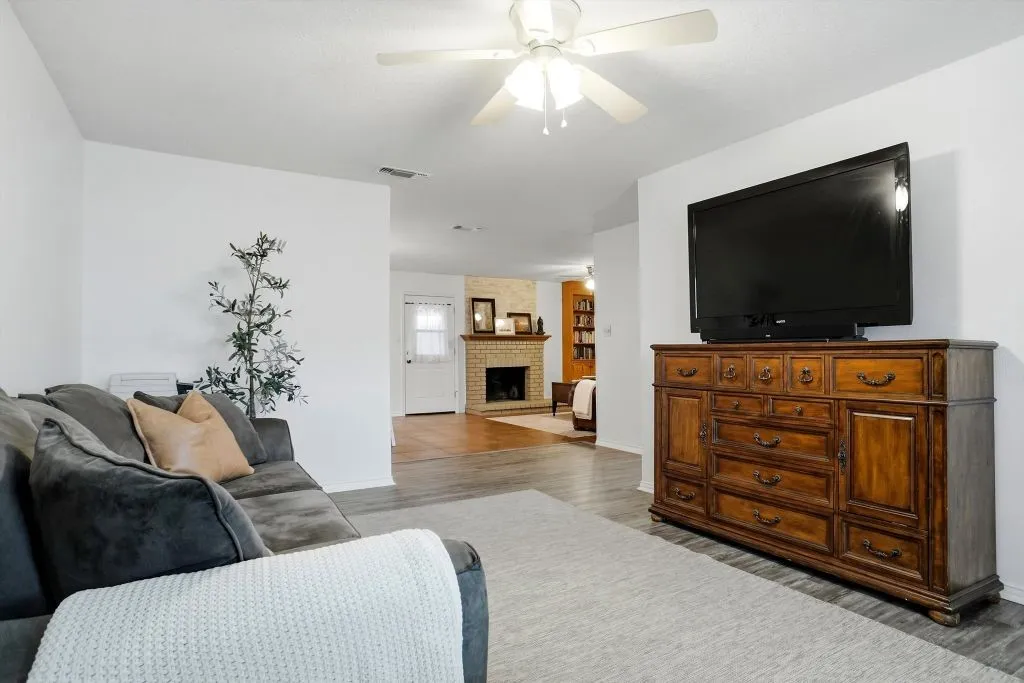 Condominium For Sale in Mc Lennan County , 5006 Lake Shore Drive, Waco, Texas 76710, 2 Bedroom, 2 Bathroom, Garage spaces, 1,325 Sqft, built in 1969, mls#21392132, Real Estate Agent in Waco, Homes For Sale in Mc Lennan county, Homes For Sale in Waco, Realtor in Waco Texas, Real Estate Brokerage Independent Realty Texas, Luminita Cordes Realtor
