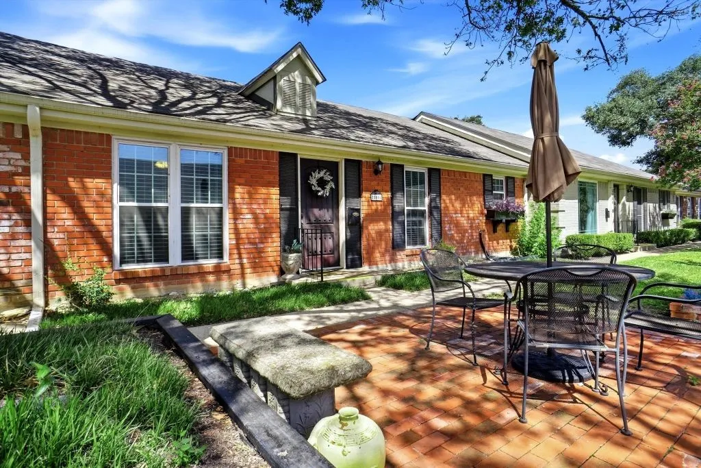 Condominium For Sale in Mc Lennan County , 5006 Lake Shore Drive, Waco, Texas 76710, 2 Bedroom, 2 Bathroom, Garage spaces, 1,325 Sqft, built in 1969, mls#21392132, Real Estate Agent in Waco, Homes For Sale in Mc Lennan county, Homes For Sale in Waco, Realtor in Waco Texas, Real Estate Brokerage Independent Realty Texas, Luminita Cordes Realtor