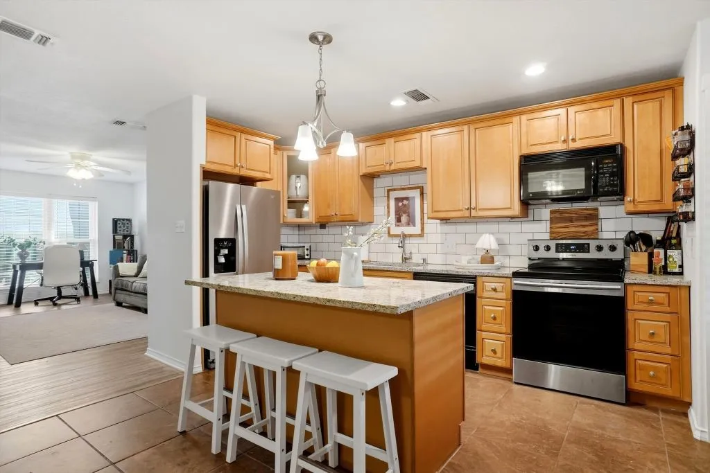 Condominium For Sale in Mc Lennan County , 5006 Lake Shore Drive, Waco, Texas 76710, 2 Bedroom, 2 Bathroom, Garage spaces, 1,325 Sqft, built in 1969, mls#21392132, Real Estate Agent in Waco, Homes For Sale in Mc Lennan county, Homes For Sale in Waco, Realtor in Waco Texas, Real Estate Brokerage Independent Realty Texas, Luminita Cordes Realtor