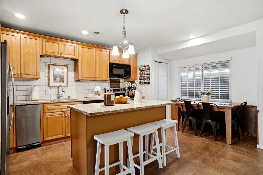 Condominium For Sale in Mc Lennan County , 5006 Lake Shore Drive, Waco, Texas 76710, 2 Bedroom, 2 Bathroom, Garage spaces, 1,325 Sqft, built in 1969, mls#21392132, Real Estate Agent in Waco, Homes For Sale in Mc Lennan county, Homes For Sale in Waco, Realtor in Waco Texas, Real Estate Brokerage Independent Realty Texas, Luminita Cordes Realtor