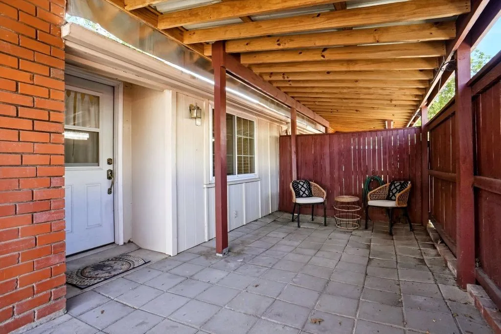Condominium For Sale in Mc Lennan County , 5006 Lake Shore Drive, Waco, Texas 76710, 2 Bedroom, 2 Bathroom, Garage spaces, 1,325 Sqft, built in 1969, mls#21392132, Real Estate Agent in Waco, Homes For Sale in Mc Lennan county, Homes For Sale in Waco, Realtor in Waco Texas, Real Estate Brokerage Independent Realty Texas, Luminita Cordes Realtor