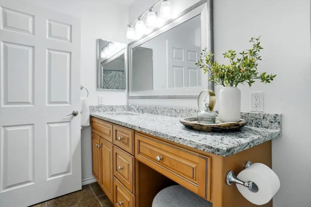 Condominium For Sale in Mc Lennan County , 5006 Lake Shore Drive, Waco, Texas 76710, 2 Bedroom, 2 Bathroom, Garage spaces, 1,325 Sqft, built in 1969, mls#21392132, Real Estate Agent in Waco, Homes For Sale in Mc Lennan county, Homes For Sale in Waco, Realtor in Waco Texas, Real Estate Brokerage Independent Realty Texas, Luminita Cordes Realtor