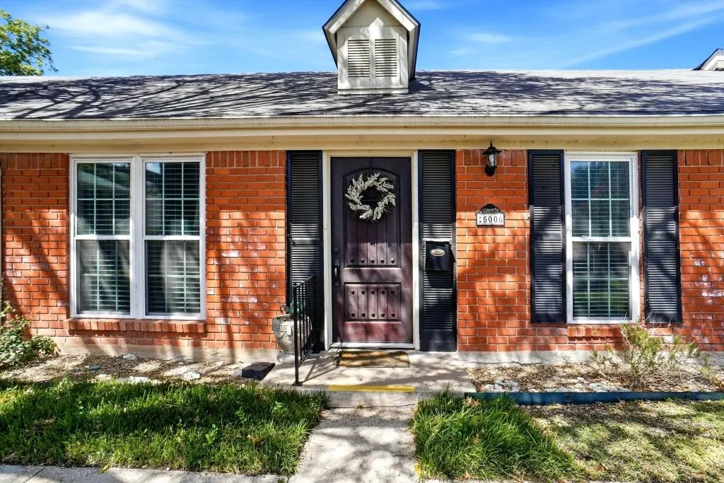 Condominium For Sale in Mc Lennan County , 5006 Lake Shore Drive, Waco, Texas 76710, 2 Bedroom, 2 Bathroom, Garage spaces, 1,325 Sqft, built in 1969, mls#21392132, Real Estate Agent in Waco, Homes For Sale in Mc Lennan county, Homes For Sale in Waco, Realtor in Waco Texas, Real Estate Brokerage Independent Realty Texas, Luminita Cordes Realtor