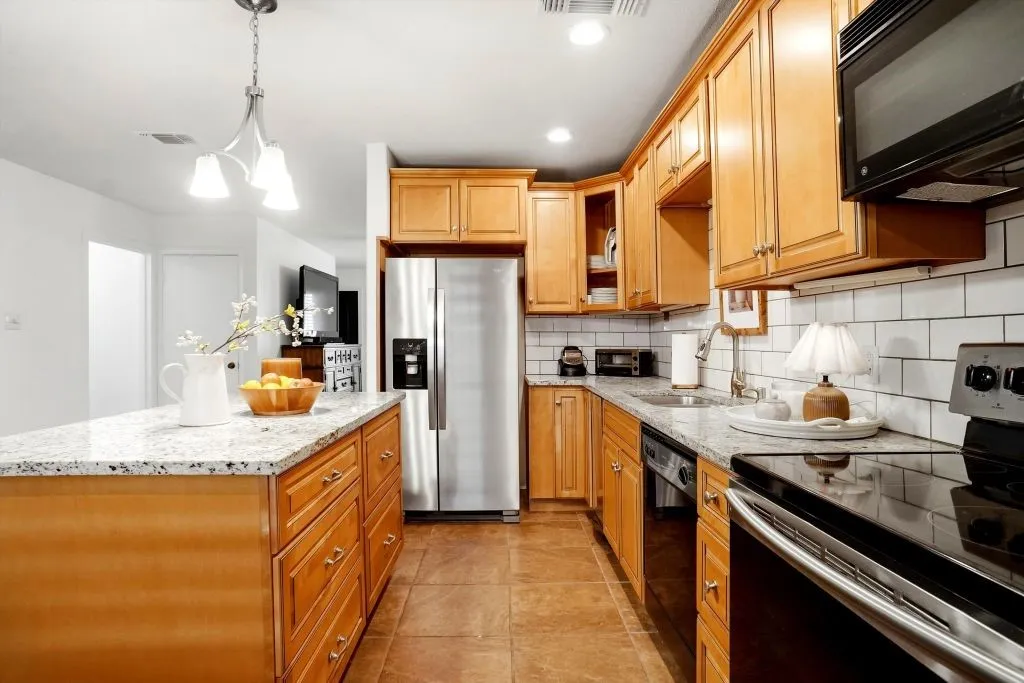 Condominium For Sale in Mc Lennan County , 5006 Lake Shore Drive, Waco, Texas 76710, 2 Bedroom, 2 Bathroom, Garage spaces, 1,325 Sqft, built in 1969, mls#21392132, Real Estate Agent in Waco, Homes For Sale in Mc Lennan county, Homes For Sale in Waco, Realtor in Waco Texas, Real Estate Brokerage Independent Realty Texas, Luminita Cordes Realtor