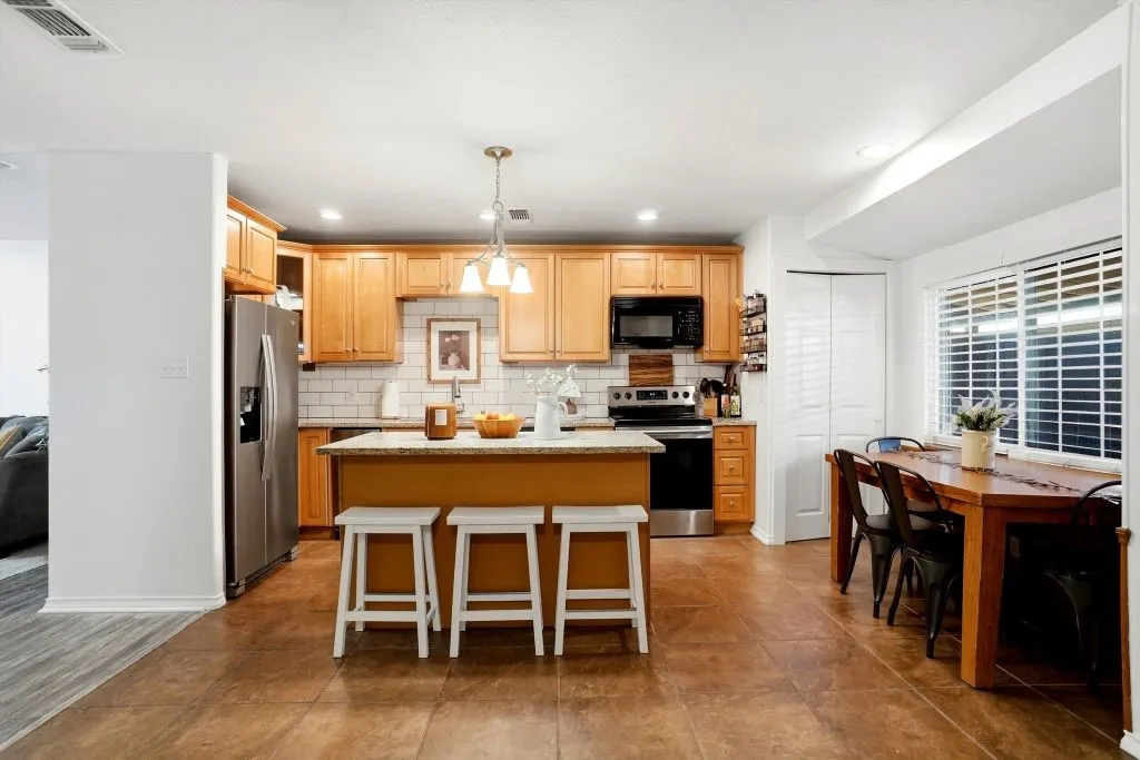 Condominium For Sale in Mc Lennan County , 5006 Lake Shore Drive, Waco, Texas 76710, 2 Bedroom, 2 Bathroom, Garage spaces, 1,325 Sqft, built in 1969, mls#21392132, Real Estate Agent in Waco, Homes For Sale in Mc Lennan county, Homes For Sale in Waco, Realtor in Waco Texas, Real Estate Brokerage Independent Realty Texas, Luminita Cordes Realtor