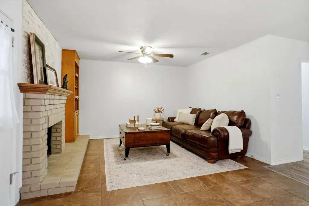 Condominium For Sale in Mc Lennan County , 5006 Lake Shore Drive, Waco, Texas 76710, 2 Bedroom, 2 Bathroom, Garage spaces, 1,325 Sqft, built in 1969, mls#21392132, Real Estate Agent in Waco, Homes For Sale in Mc Lennan county, Homes For Sale in Waco, Realtor in Waco Texas, Real Estate Brokerage Independent Realty Texas, Luminita Cordes Realtor