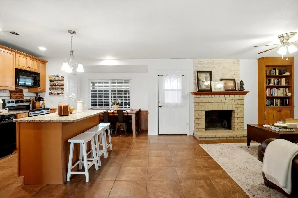 Condominium For Sale in Mc Lennan County , 5006 Lake Shore Drive, Waco, Texas 76710, 2 Bedroom, 2 Bathroom, Garage spaces, 1,325 Sqft, built in 1969, mls#21392132, Real Estate Agent in Waco, Homes For Sale in Mc Lennan county, Homes For Sale in Waco, Realtor in Waco Texas, Real Estate Brokerage Independent Realty Texas, Luminita Cordes Realtor