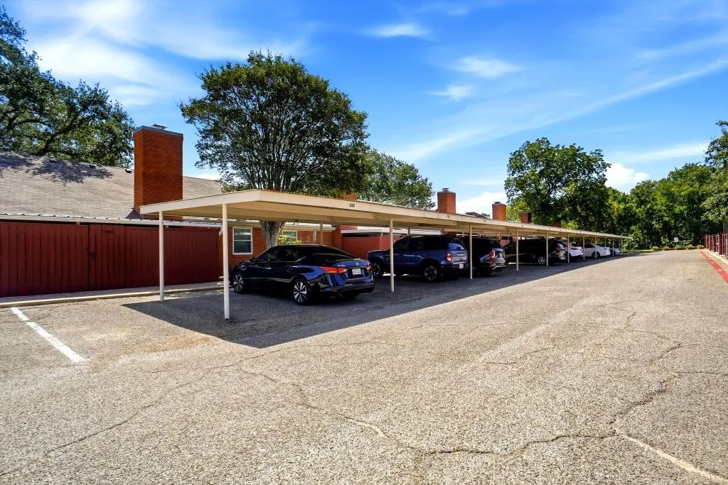 Condominium For Sale in Mc Lennan County , 5006 Lake Shore Drive, Waco, Texas 76710, 2 Bedroom, 2 Bathroom, Garage spaces, 1,325 Sqft, built in 1969, mls#21392132, Real Estate Agent in Waco, Homes For Sale in Mc Lennan county, Homes For Sale in Waco, Realtor in Waco Texas, Real Estate Brokerage Independent Realty Texas, Luminita Cordes Realtor