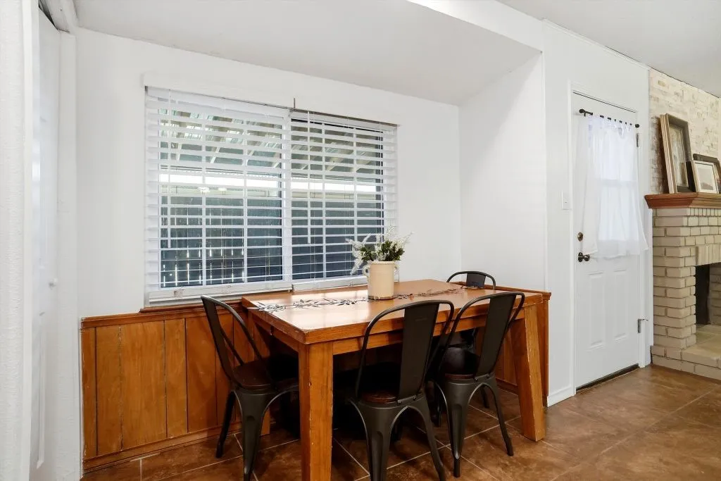 Condominium For Sale in Mc Lennan County , 5006 Lake Shore Drive, Waco, Texas 76710, 2 Bedroom, 2 Bathroom, Garage spaces, 1,325 Sqft, built in 1969, mls#21392132, Real Estate Agent in Waco, Homes For Sale in Mc Lennan county, Homes For Sale in Waco, Realtor in Waco Texas, Real Estate Brokerage Independent Realty Texas, Luminita Cordes Realtor