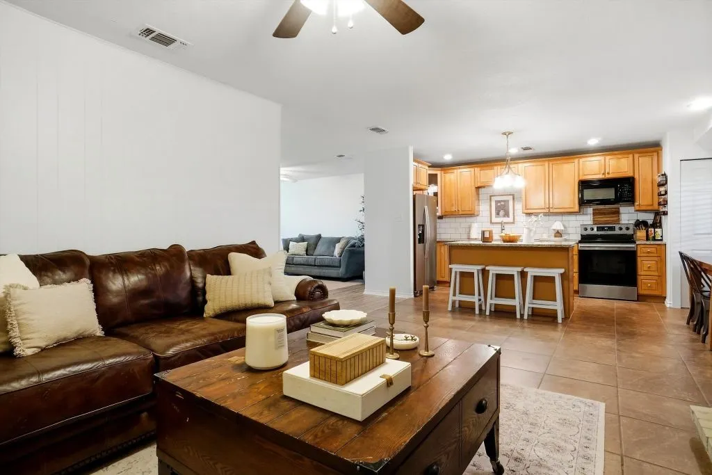 Condominium For Sale in Mc Lennan County , 5006 Lake Shore Drive, Waco, Texas 76710, 2 Bedroom, 2 Bathroom, Garage spaces, 1,325 Sqft, built in 1969, mls#21392132, Real Estate Agent in Waco, Homes For Sale in Mc Lennan county, Homes For Sale in Waco, Realtor in Waco Texas, Real Estate Brokerage Independent Realty Texas, Luminita Cordes Realtor