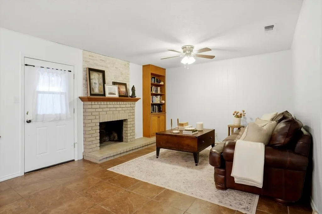 Condominium For Sale in Mc Lennan County , 5006 Lake Shore Drive, Waco, Texas 76710, 2 Bedroom, 2 Bathroom, Garage spaces, 1,325 Sqft, built in 1969, mls#21392132, Real Estate Agent in Waco, Homes For Sale in Mc Lennan county, Homes For Sale in Waco, Realtor in Waco Texas, Real Estate Brokerage Independent Realty Texas, Luminita Cordes Realtor
