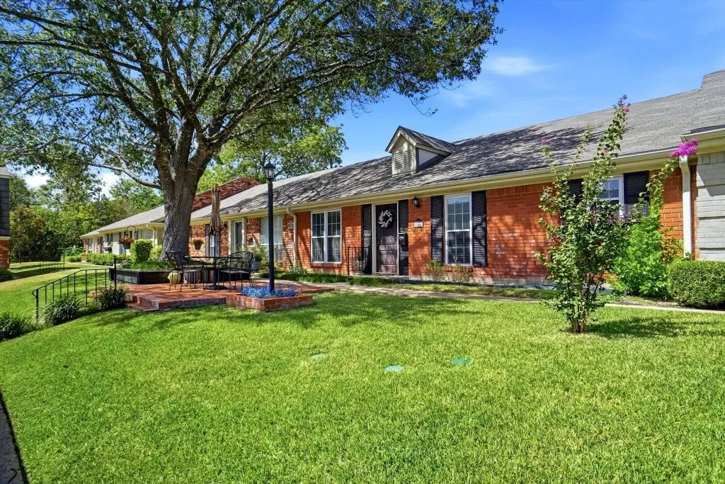 Condominium For Sale in Mc Lennan County , 5006 Lake Shore Drive, Waco, Texas 76710, 2 Bedroom, 2 Bathroom, Garage spaces, 1,325 Sqft, built in 1969, mls#21392132, Real Estate Agent in Waco, Homes For Sale in Mc Lennan county, Homes For Sale in Waco, Realtor in Waco Texas, Real Estate Brokerage Independent Realty Texas, Luminita Cordes Realtor