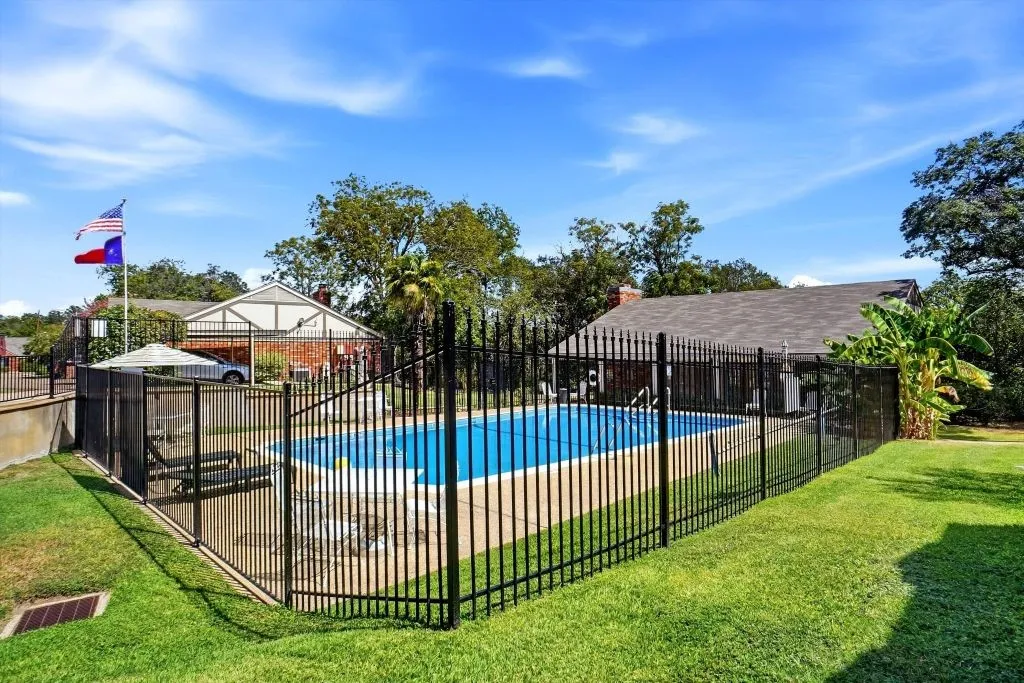 Condominium For Sale in Mc Lennan County , 5006 Lake Shore Drive, Waco, Texas 76710, 2 Bedroom, 2 Bathroom, Garage spaces, 1,325 Sqft, built in 1969, mls#21392132, Real Estate Agent in Waco, Homes For Sale in Mc Lennan county, Homes For Sale in Waco, Realtor in Waco Texas, Real Estate Brokerage Independent Realty Texas, Luminita Cordes Realtor