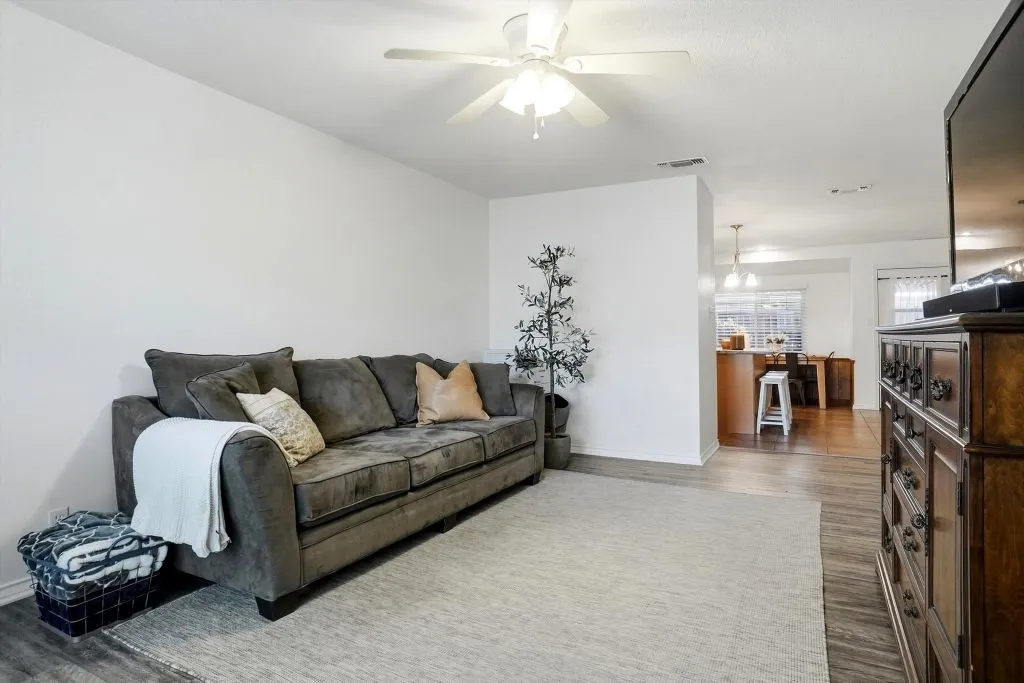 Condominium For Sale in Mc Lennan County , 5006 Lake Shore Drive, Waco, Texas 76710, 2 Bedroom, 2 Bathroom, Garage spaces, 1,325 Sqft, built in 1969, mls#21392132, Real Estate Agent in Waco, Homes For Sale in Mc Lennan county, Homes For Sale in Waco, Realtor in Waco Texas, Real Estate Brokerage Independent Realty Texas, Luminita Cordes Realtor