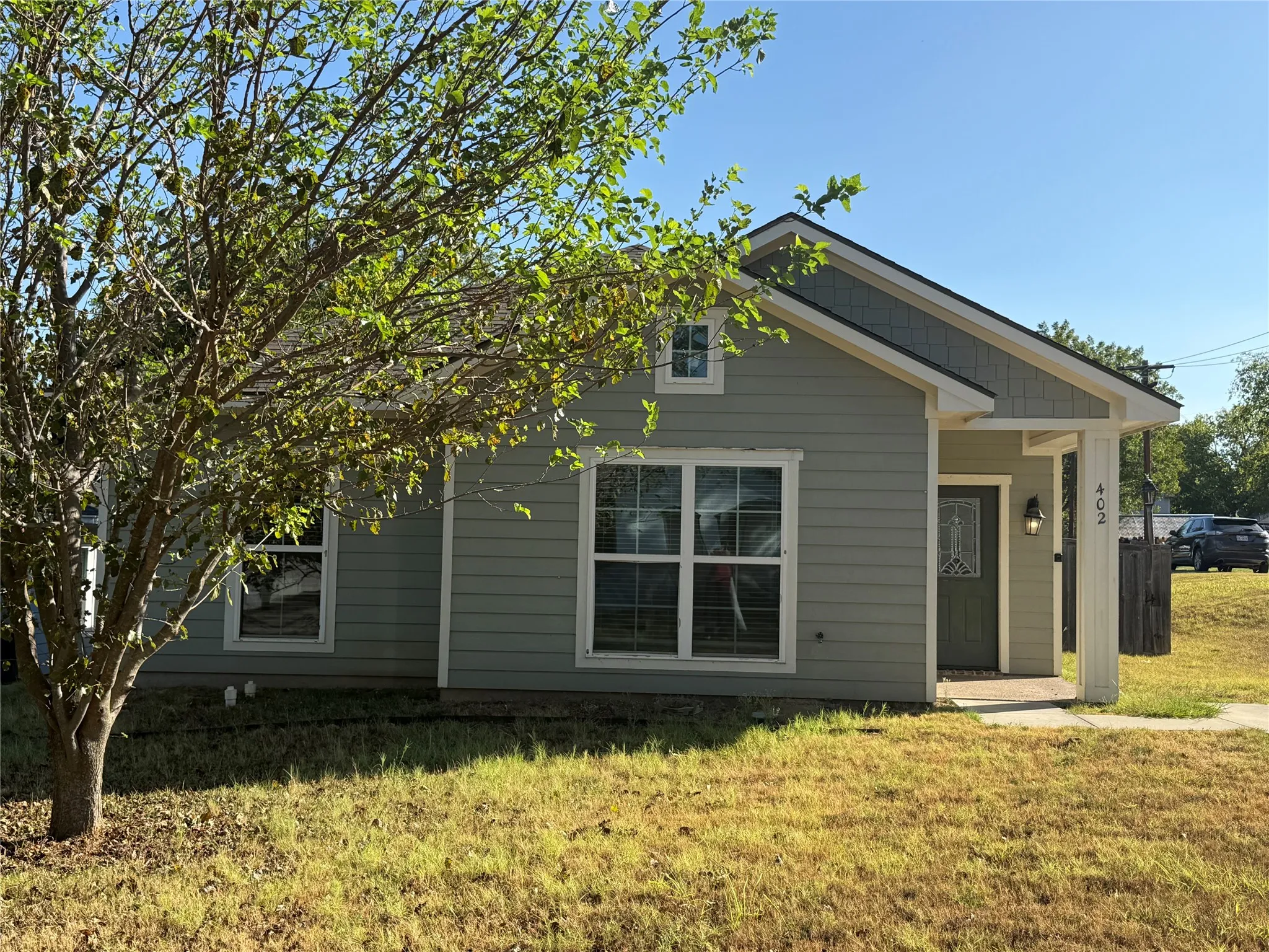 Single Family Residence For Sale in Ellis County , 402 W Avenue C, Waxahachie, Texas 75165, 4 Bedroom, 2 Bathroom, Garage spaces, 1,420 Sqft, built in 2016, mls#21390578, Real Estate Agent in Waxahachie, Homes For Sale in Ellis county, Homes For Sale in Waxahachie, Realtor in Waxahachie Texas, Real Estate Brokerage Independent Realty Texas, Luminita Cordes Realtor