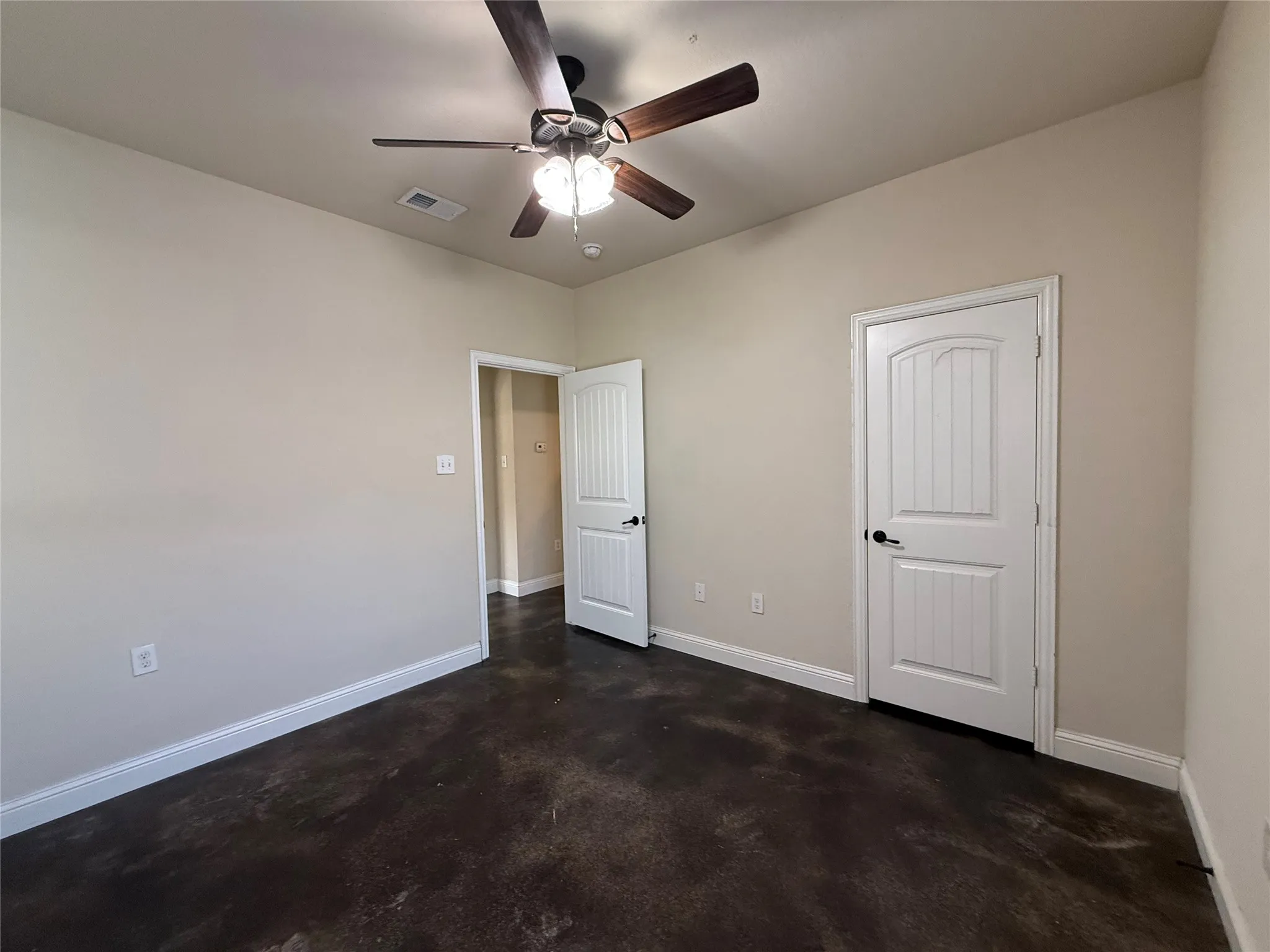 Single Family Residence For Sale in Ellis County , 402 W Avenue C, Waxahachie, Texas 75165, 4 Bedroom, 2 Bathroom, Garage spaces, 1,420 Sqft, built in 2016, mls#21390578, Real Estate Agent in Waxahachie, Homes For Sale in Ellis county, Homes For Sale in Waxahachie, Realtor in Waxahachie Texas, Real Estate Brokerage Independent Realty Texas, Luminita Cordes Realtor