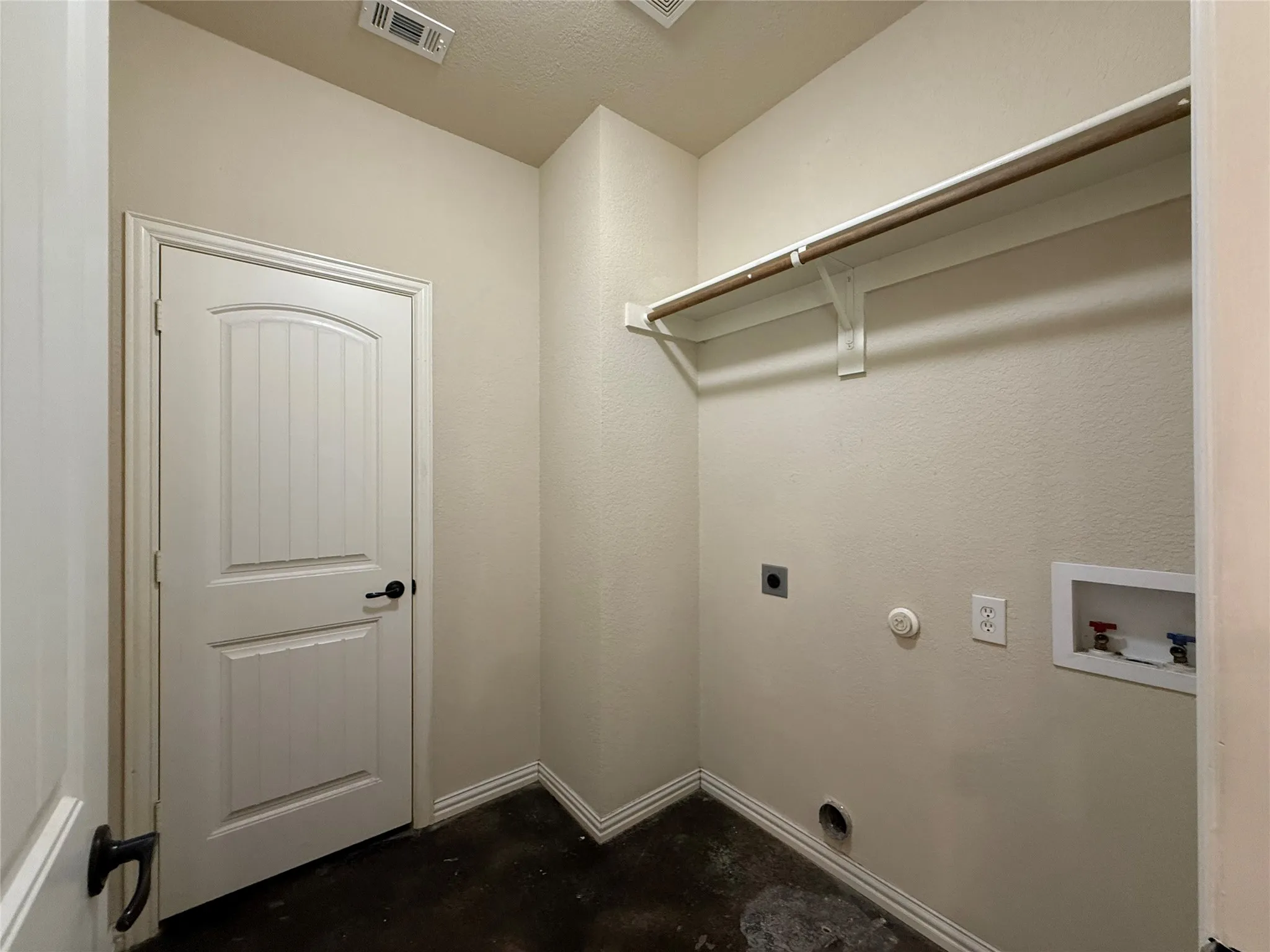 Single Family Residence For Sale in Ellis County , 402 W Avenue C, Waxahachie, Texas 75165, 4 Bedroom, 2 Bathroom, Garage spaces, 1,420 Sqft, built in 2016, mls#21390578, Real Estate Agent in Waxahachie, Homes For Sale in Ellis county, Homes For Sale in Waxahachie, Realtor in Waxahachie Texas, Real Estate Brokerage Independent Realty Texas, Luminita Cordes Realtor