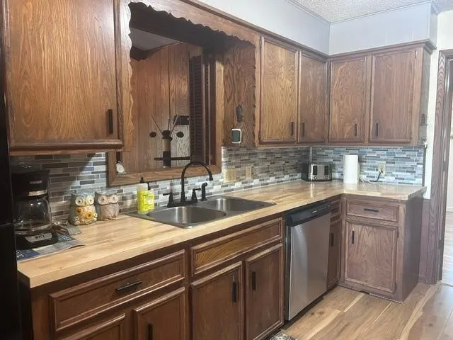 Single Family Residence For Sale in Grayson County , 1353 Beasley Boulevard, Whitewright, Texas 75491, 4 Bedroom, 3 Bathroom, 2 Garage spaces, 2,703 Sqft, built in 1970, mls#21390484, Real Estate Agent in Whitewright, Homes For Sale in Grayson county, Homes For Sale in Whitewright, Realtor in Whitewright Texas, Real Estate Brokerage Independent Realty Texas, Luminita Cordes Realtor