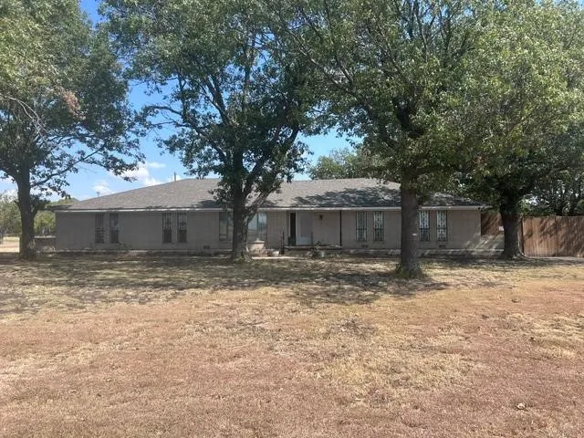 Single Family Residence For Sale in Grayson County , 1353 Beasley Boulevard, Whitewright, Texas 75491, 4 Bedroom, 3 Bathroom, 2 Garage spaces, 2,703 Sqft, built in 1970, mls#21390484, Real Estate Agent in Whitewright, Homes For Sale in Grayson county, Homes For Sale in Whitewright, Realtor in Whitewright Texas, Real Estate Brokerage Independent Realty Texas, Luminita Cordes Realtor
