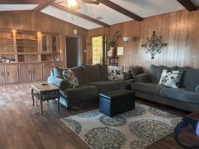 Single Family Residence For Sale in Grayson County , 1353 Beasley Boulevard, Whitewright, Texas 75491, 4 Bedroom, 3 Bathroom, 2 Garage spaces, 2,703 Sqft, built in 1970, mls#21390484, Real Estate Agent in Whitewright, Homes For Sale in Grayson county, Homes For Sale in Whitewright, Realtor in Whitewright Texas, Real Estate Brokerage Independent Realty Texas, Luminita Cordes Realtor
