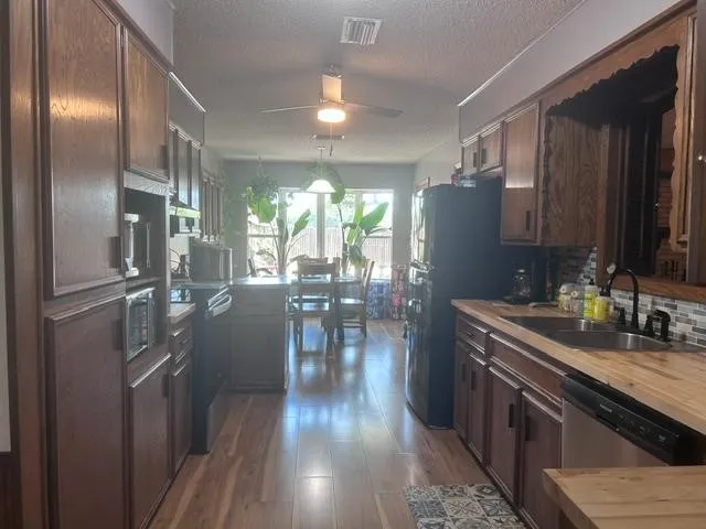 Single Family Residence For Sale in Grayson County , 1353 Beasley Boulevard, Whitewright, Texas 75491, 4 Bedroom, 3 Bathroom, 2 Garage spaces, 2,703 Sqft, built in 1970, mls#21390484, Real Estate Agent in Whitewright, Homes For Sale in Grayson county, Homes For Sale in Whitewright, Realtor in Whitewright Texas, Real Estate Brokerage Independent Realty Texas, Luminita Cordes Realtor