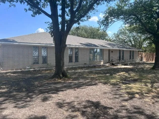 Single Family Residence For Sale in Grayson County , 1353 Beasley Boulevard, Whitewright, Texas 75491, 4 Bedroom, 3 Bathroom, 2 Garage spaces, 2,703 Sqft, built in 1970, mls#21390484, Real Estate Agent in Whitewright, Homes For Sale in Grayson county, Homes For Sale in Whitewright, Realtor in Whitewright Texas, Real Estate Brokerage Independent Realty Texas, Luminita Cordes Realtor