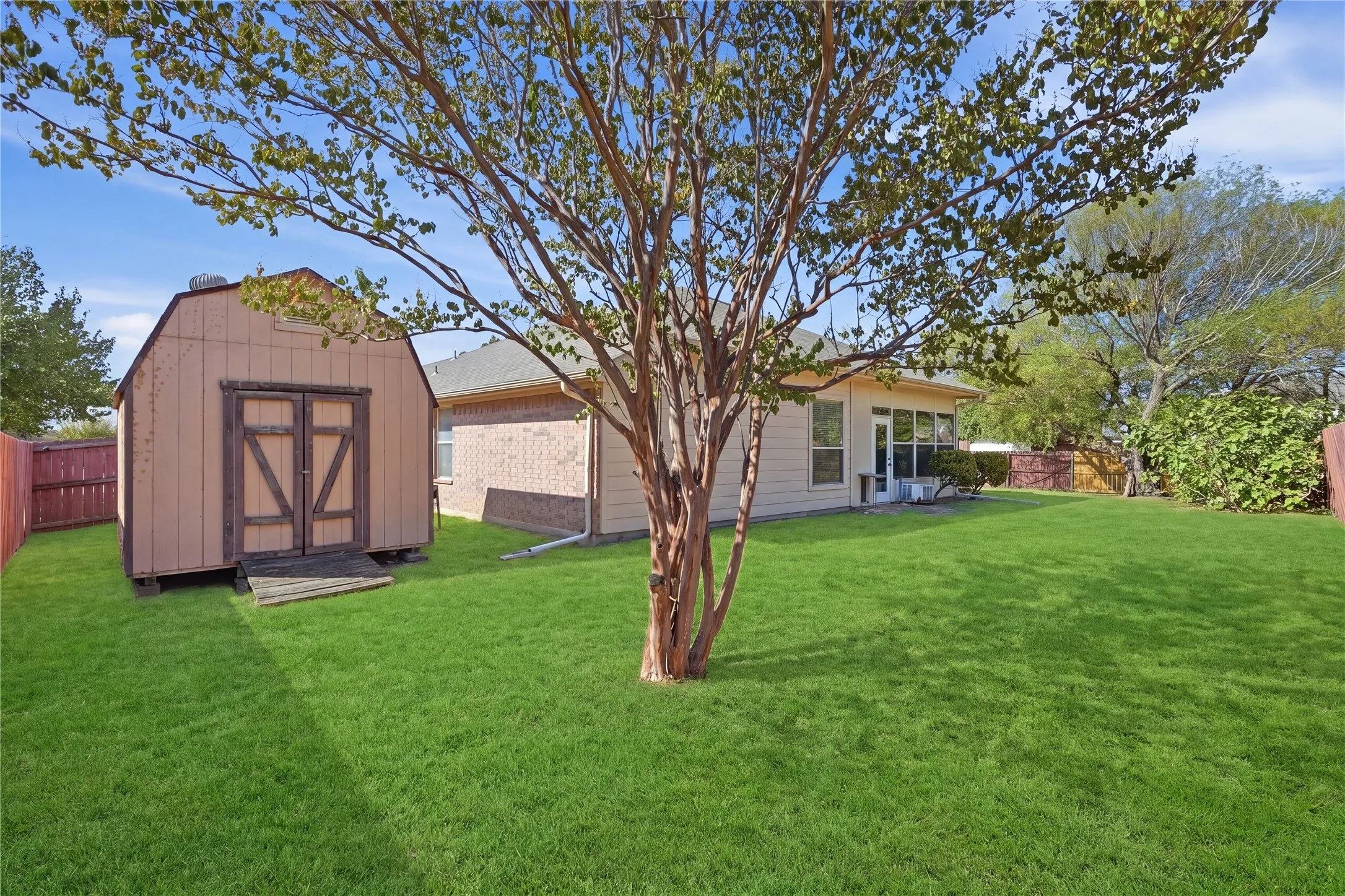 Single Family Residence For Sale in Denton County , 1701 Manten Boulevard, Denton, Texas 76208, 3 Bedroom, 3 Bathroom, 1 Garage spaces, 2,410 Sqft, built in 2001, mls#21387203, Real Estate Agent in Denton, Homes For Sale in Denton county, Homes For Sale in Denton, Realtor in Denton Texas, Real Estate Brokerage Independent Realty Texas, Luminita Cordes Realtor