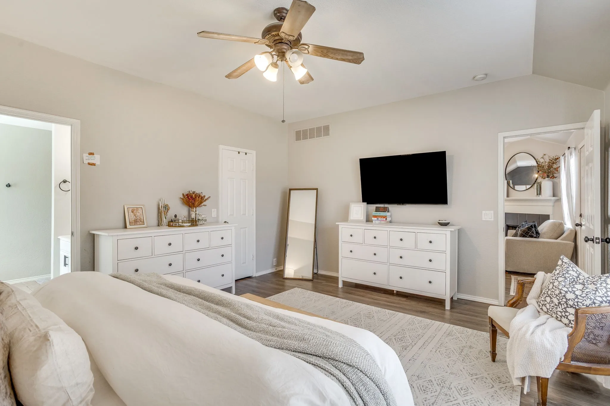 Single Family Residence For Sale in Ellis County , 212 Bison Meadow Drive, Waxahachie, Texas 75165, 3 Bedroom, 2 Bathroom, 2 Garage spaces, 1,753 Sqft, built in 2006, mls#21391454, Real Estate Agent in Waxahachie, Homes For Sale in Ellis county, Homes For Sale in Waxahachie, Realtor in Waxahachie Texas, Real Estate Brokerage Independent Realty Texas, Luminita Cordes Realtor