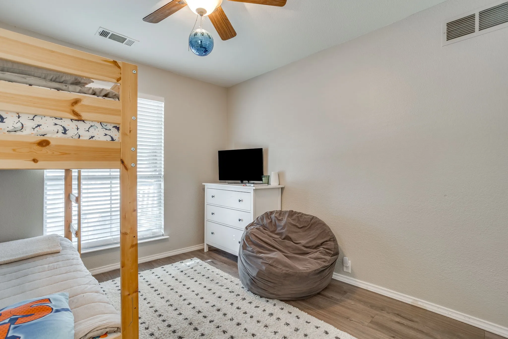 Single Family Residence For Sale in Ellis County , 212 Bison Meadow Drive, Waxahachie, Texas 75165, 3 Bedroom, 2 Bathroom, 2 Garage spaces, 1,753 Sqft, built in 2006, mls#21391454, Real Estate Agent in Waxahachie, Homes For Sale in Ellis county, Homes For Sale in Waxahachie, Realtor in Waxahachie Texas, Real Estate Brokerage Independent Realty Texas, Luminita Cordes Realtor