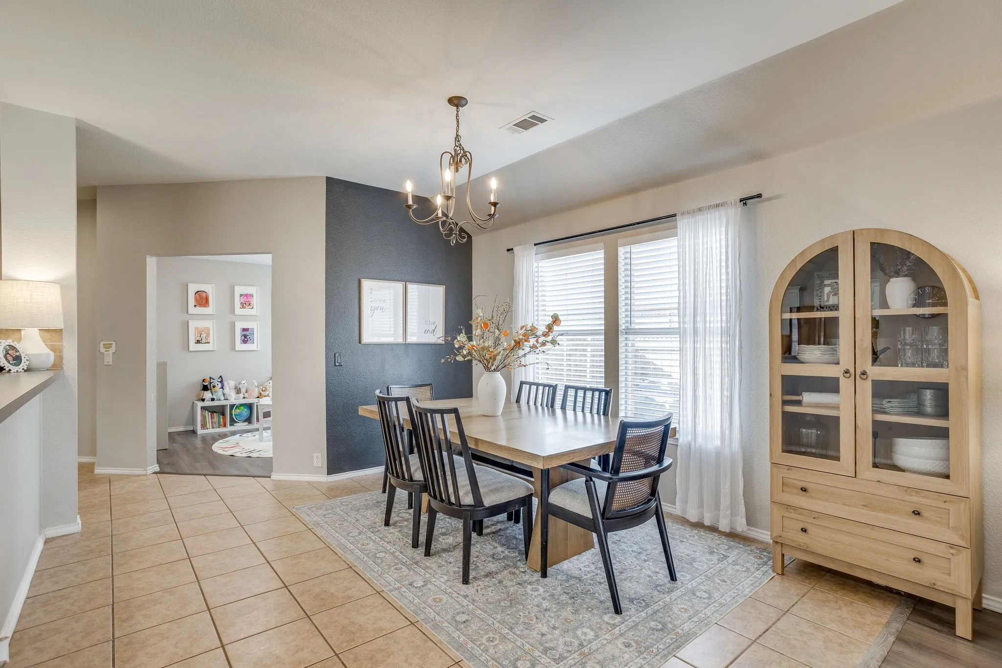 Single Family Residence For Sale in Ellis County , 212 Bison Meadow Drive, Waxahachie, Texas 75165, 3 Bedroom, 2 Bathroom, 2 Garage spaces, 1,753 Sqft, built in 2006, mls#21391454, Real Estate Agent in Waxahachie, Homes For Sale in Ellis county, Homes For Sale in Waxahachie, Realtor in Waxahachie Texas, Real Estate Brokerage Independent Realty Texas, Luminita Cordes Realtor